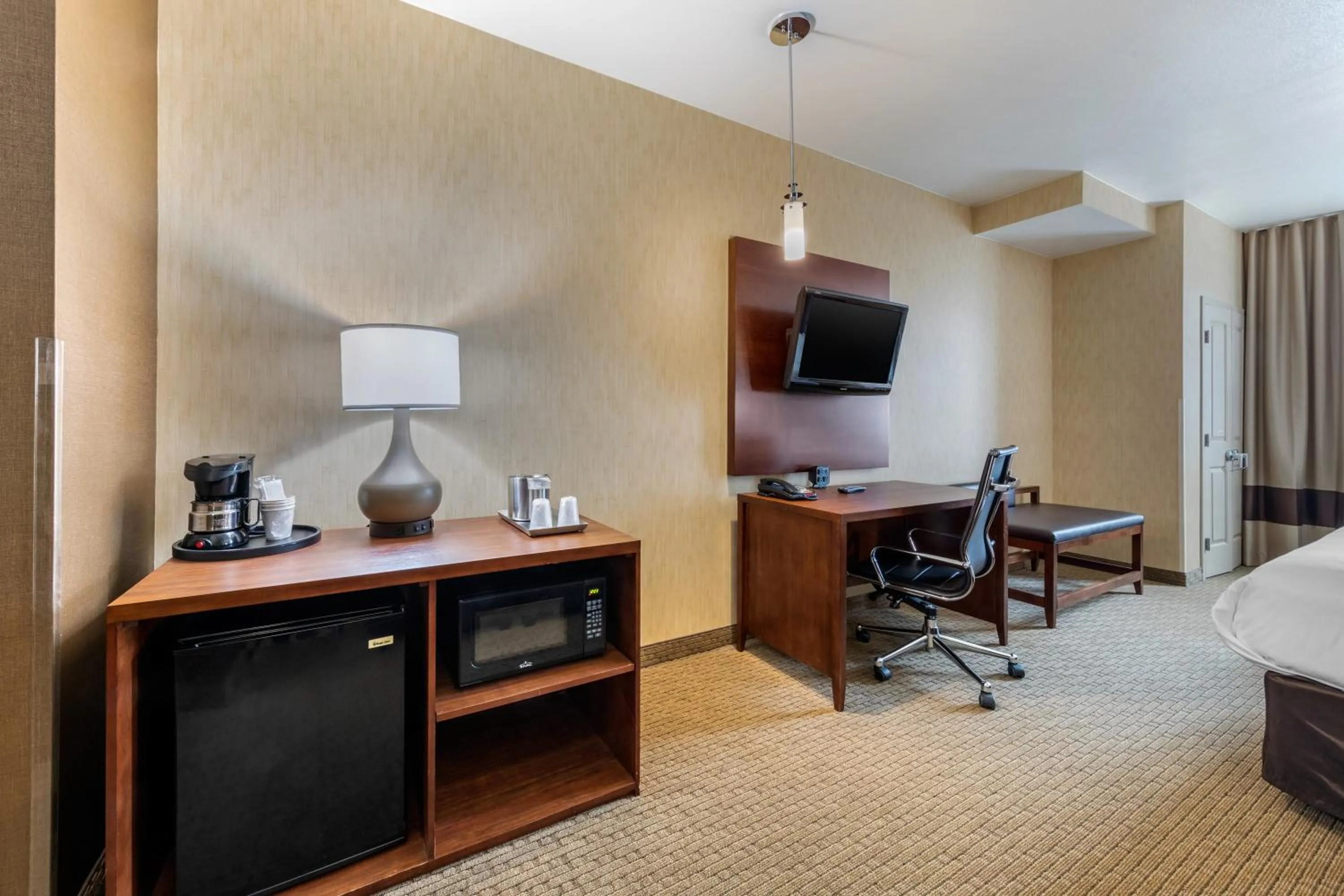 TV and multimedia, Bed in Comfort Suites Near City of Industry - Los Angeles