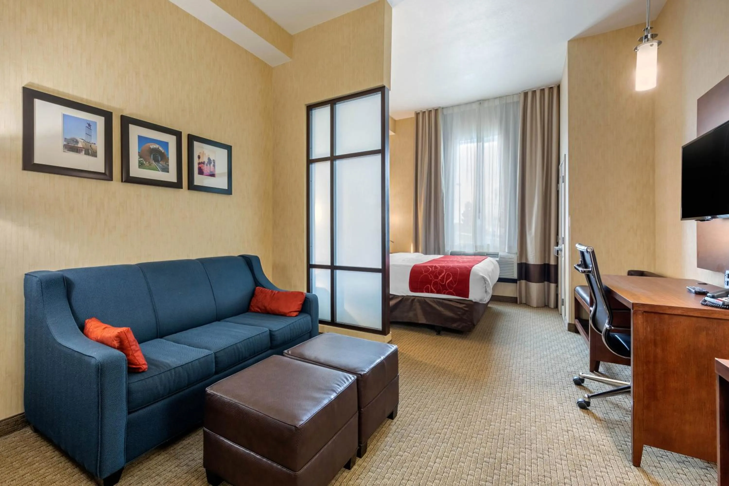 Seating area in Comfort Suites Near City of Industry - Los Angeles