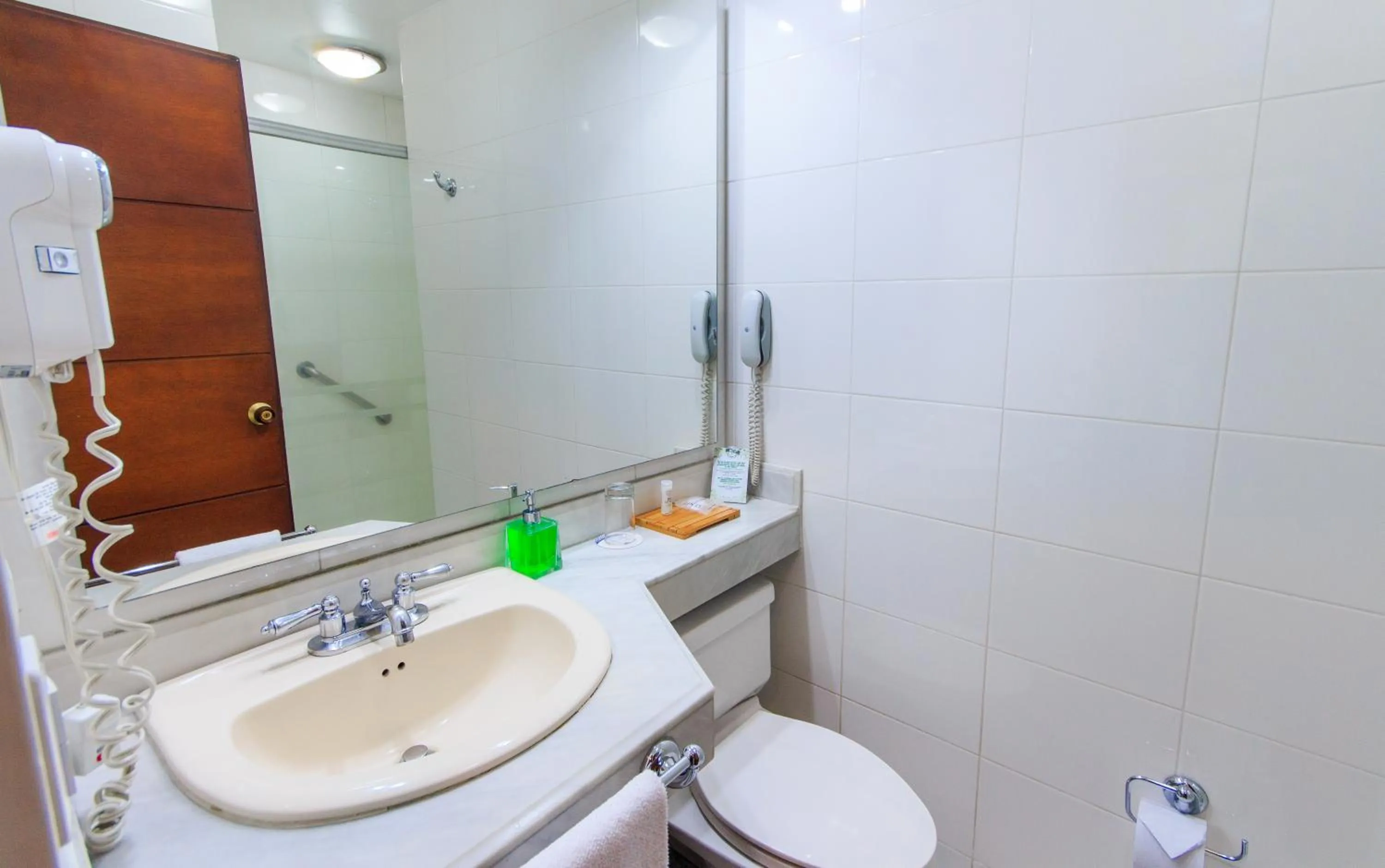 Shower in Pop Art Hotel Las Colinas Manizales