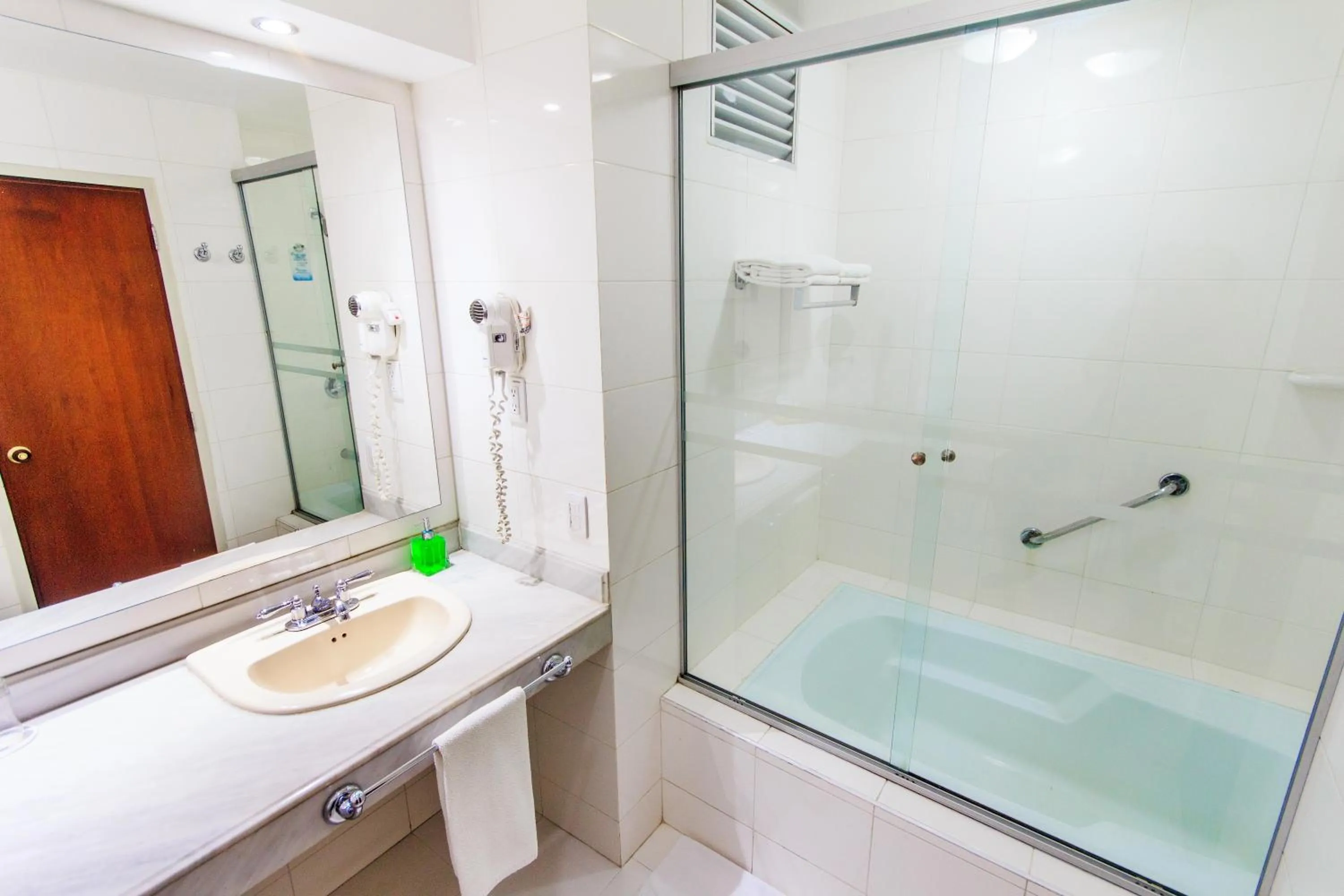 Shower in Pop Art Hotel Las Colinas Manizales