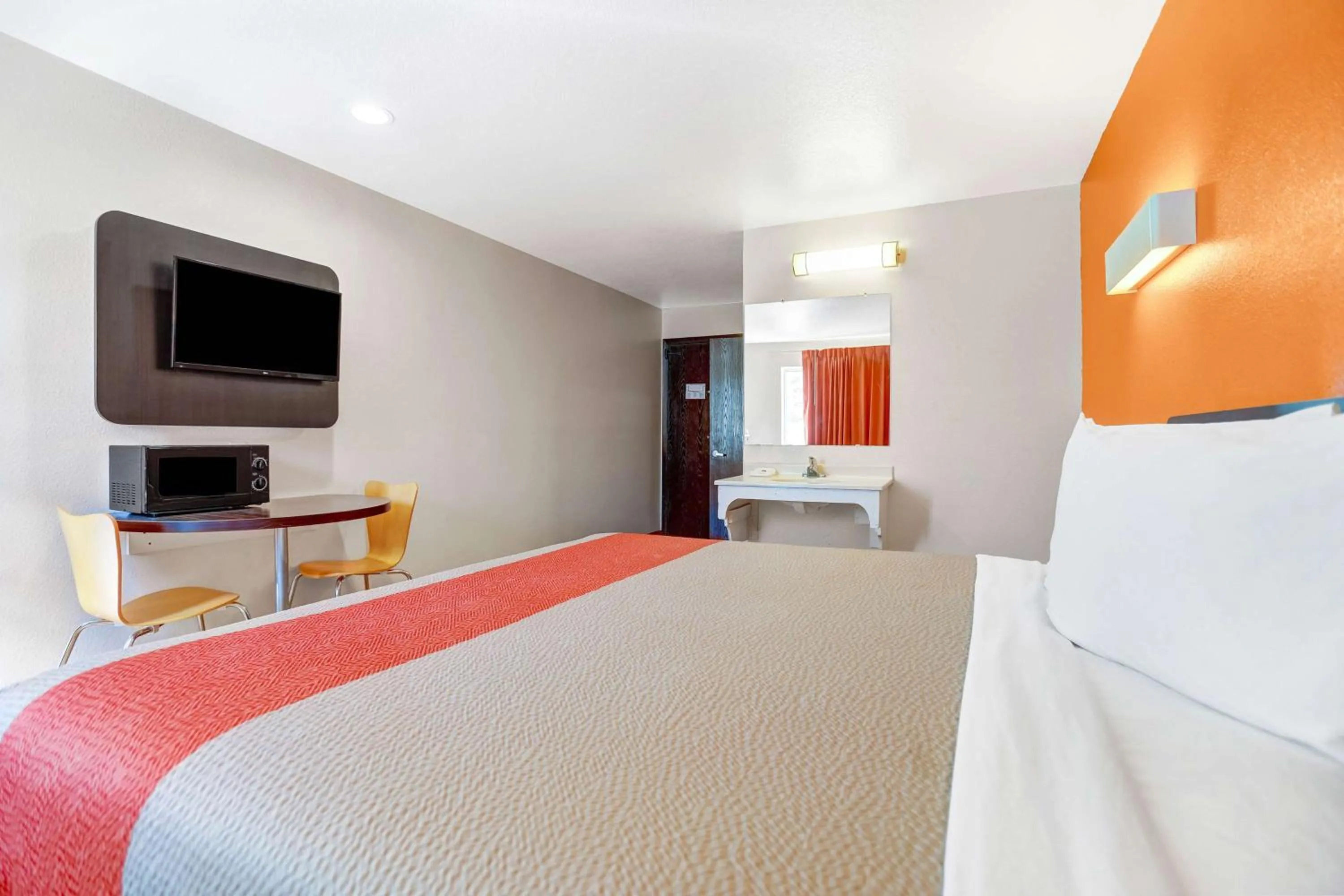 Photo of the whole room, Bed in Motel 6-Truth Or Consequences, NM