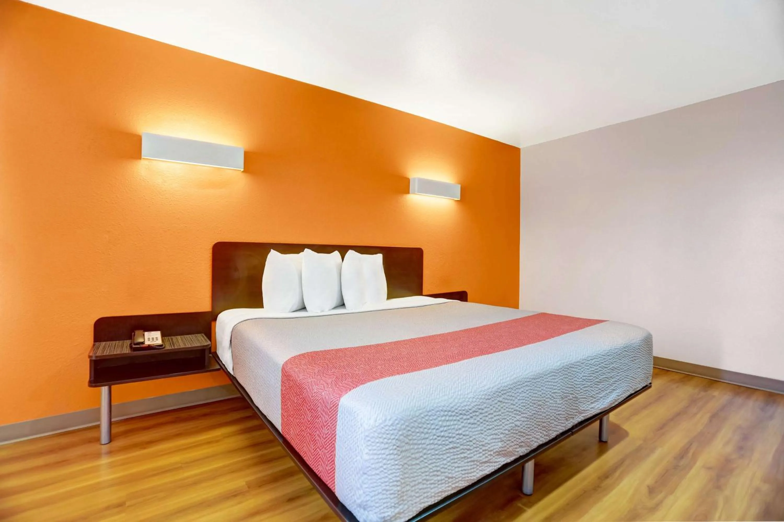 Photo of the whole room, Bed in Motel 6-Truth Or Consequences, NM