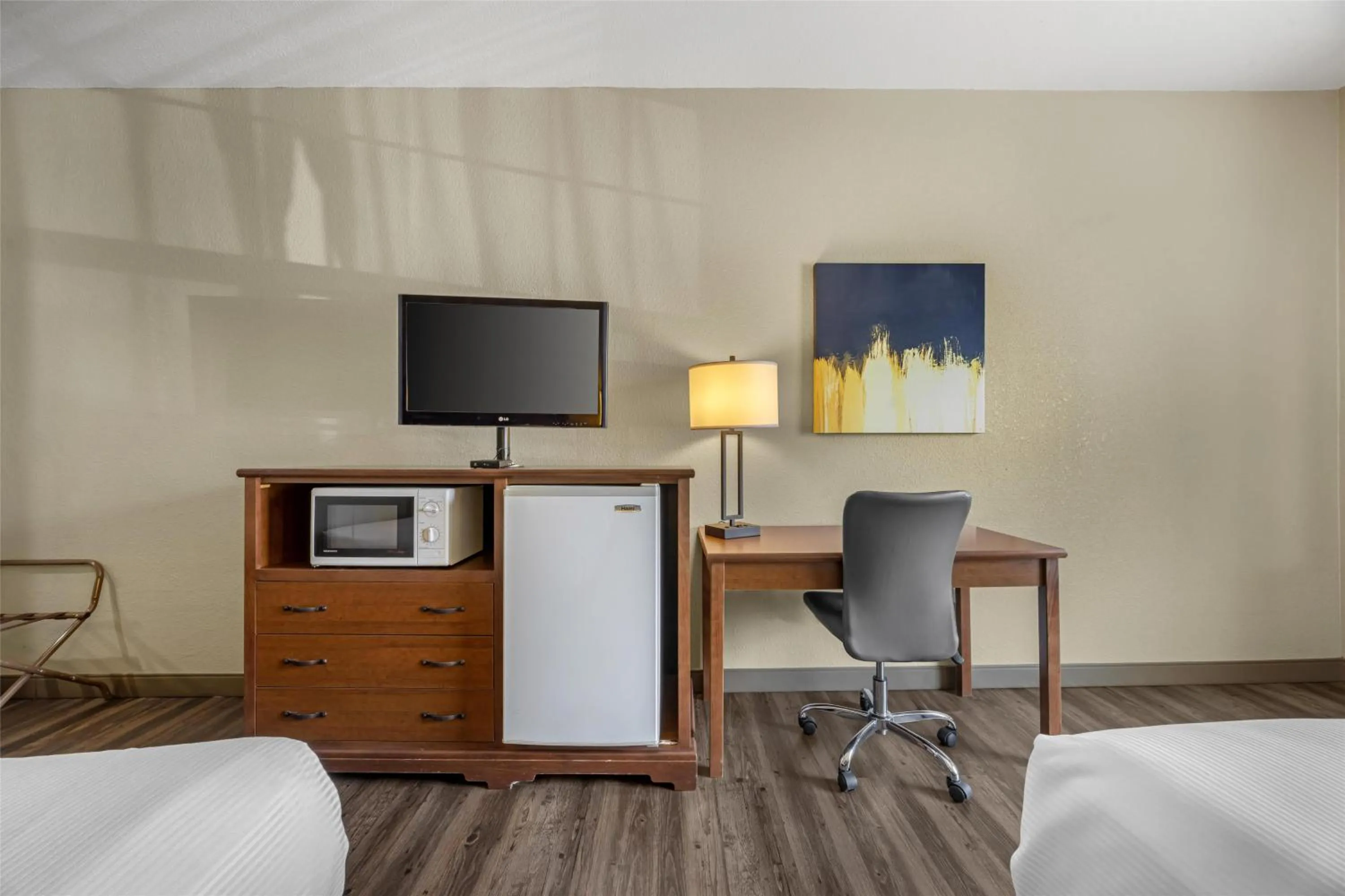 Bedroom, Bed in Best Western Woodburn Inn