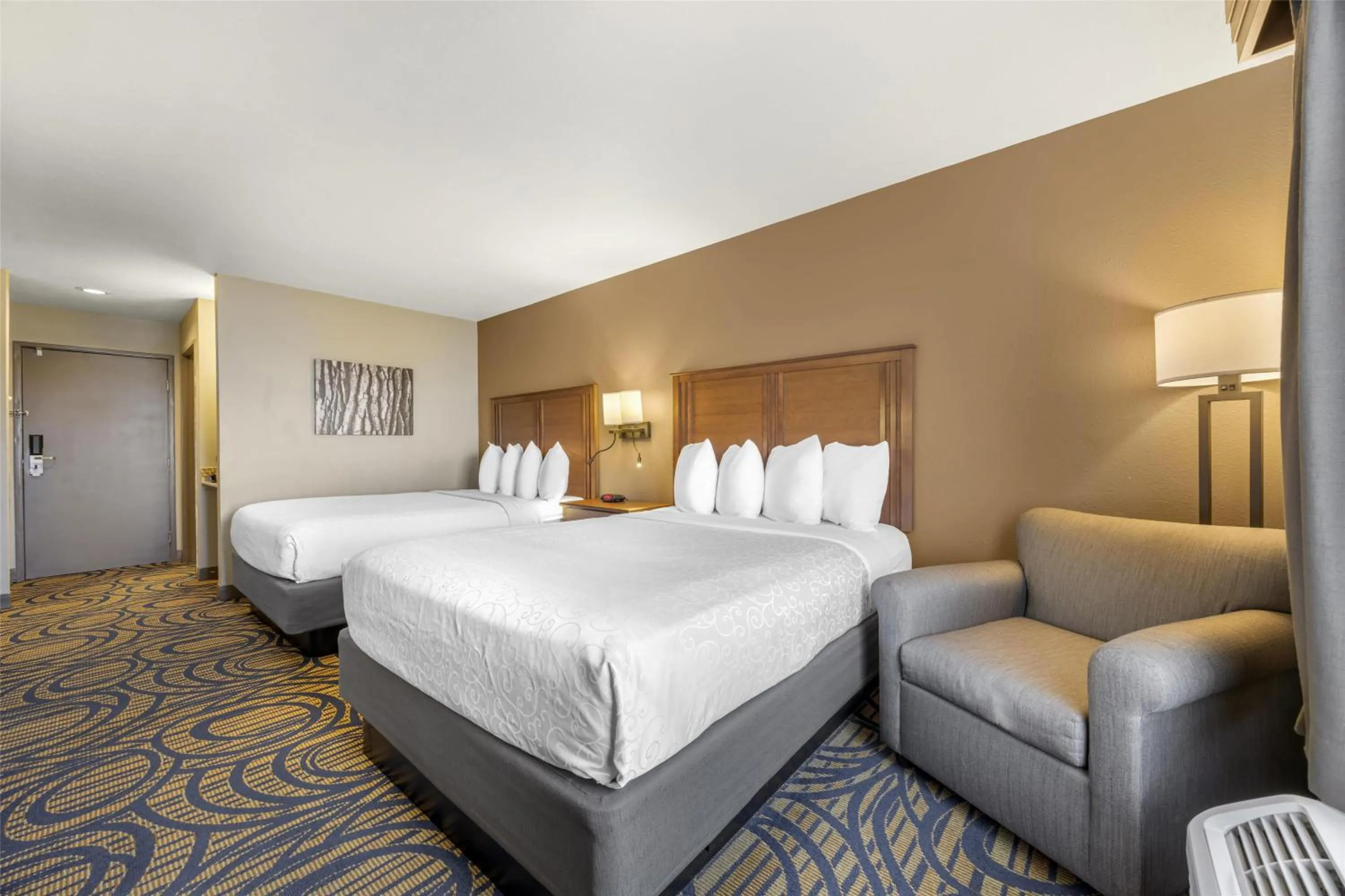 Bedroom, Bed in Best Western Woodburn Inn