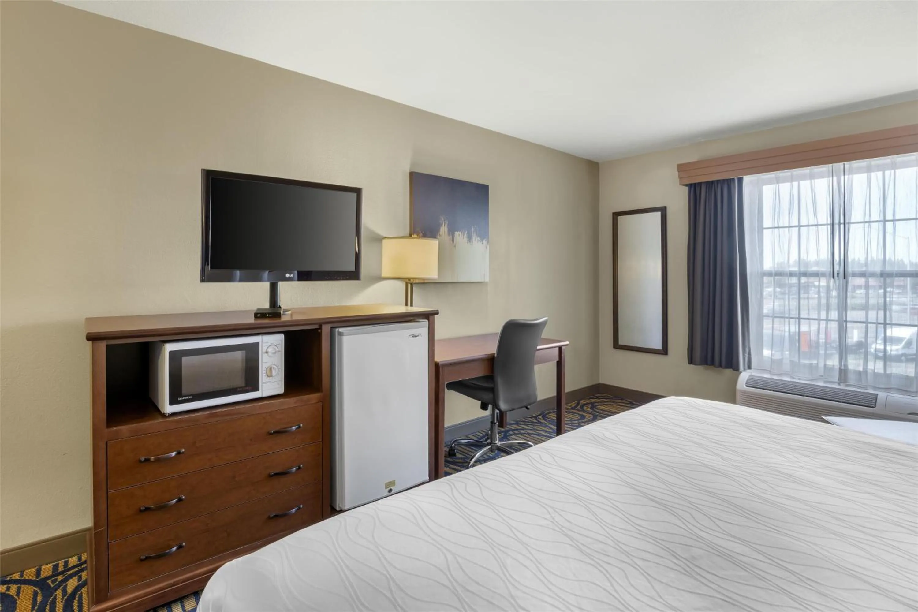 Bedroom, Bed in Best Western Woodburn Inn