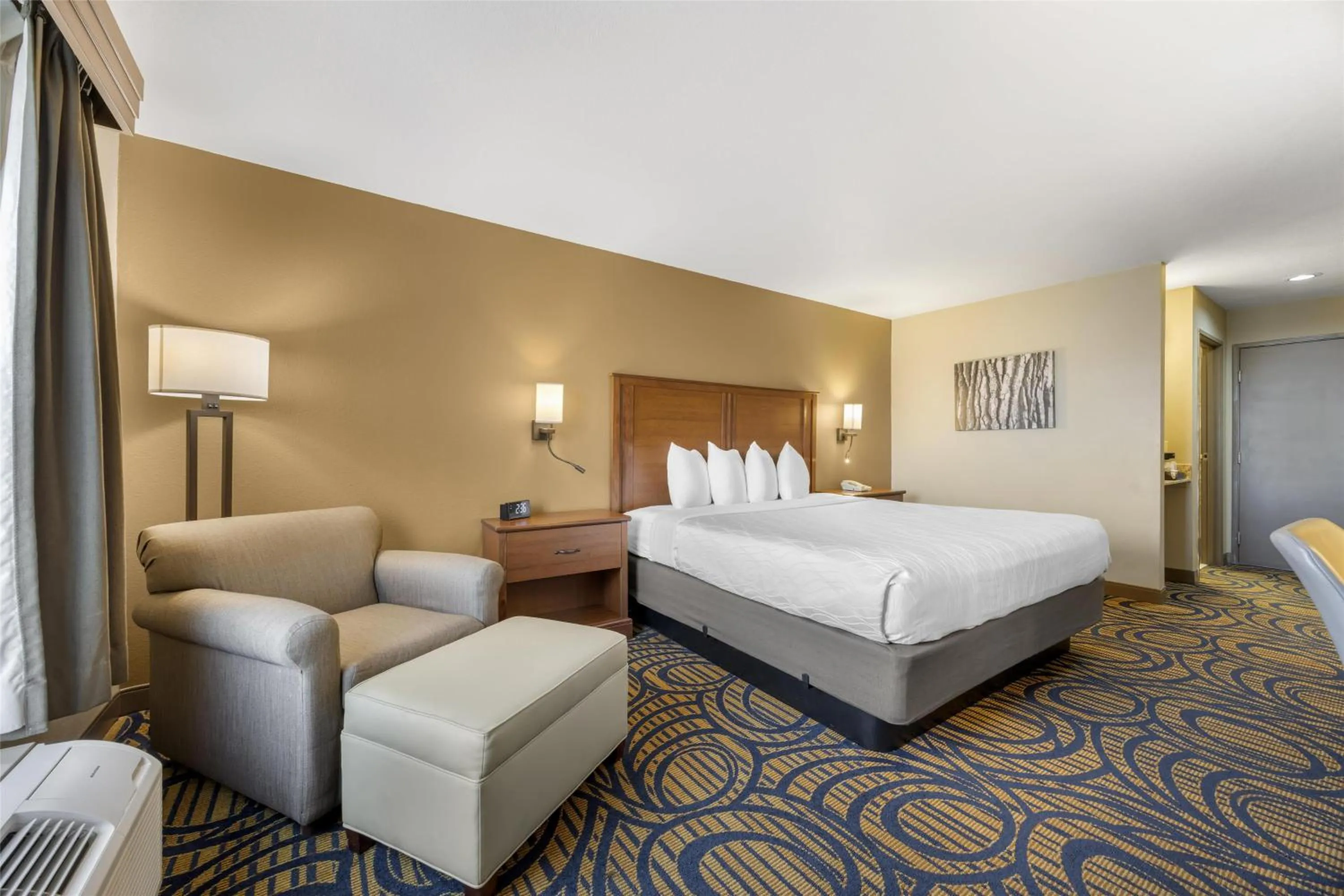 Bedroom, Bed in Best Western Woodburn Inn