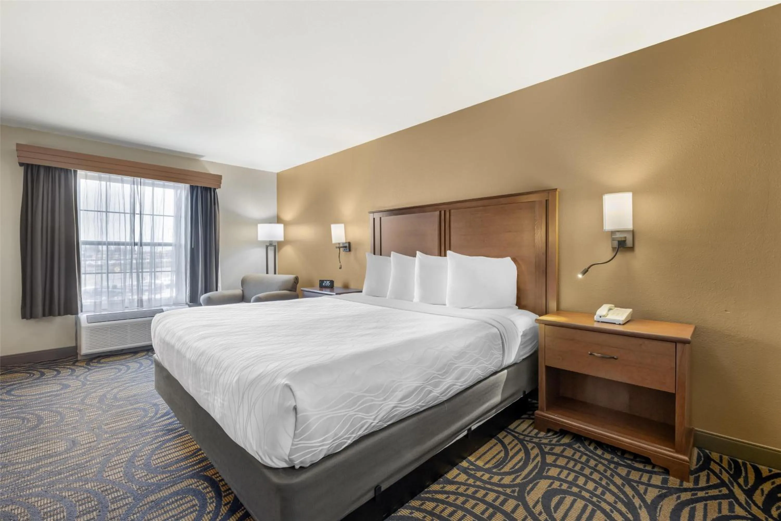 Bedroom, Bed in Best Western Woodburn Inn