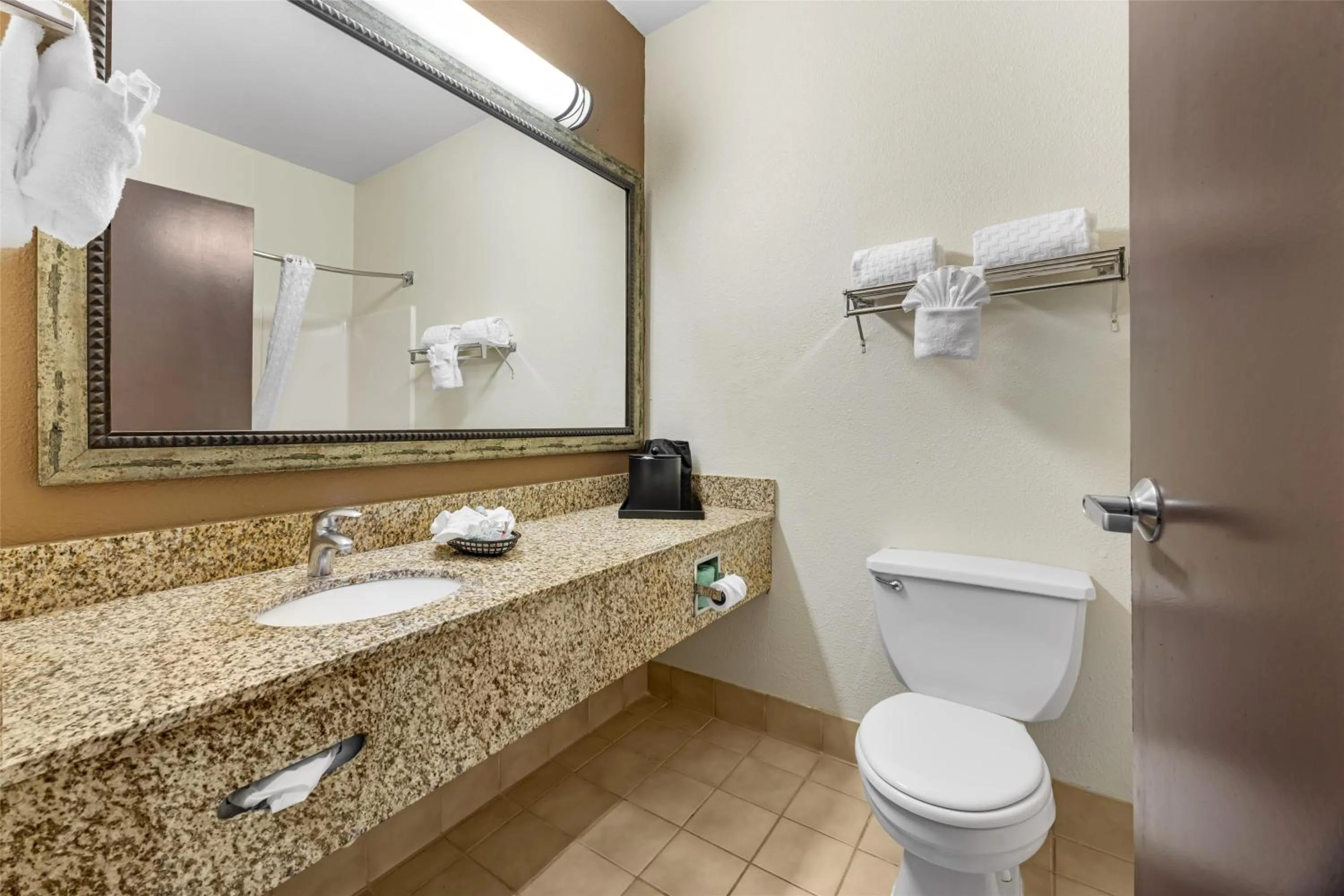 Bathroom in Best Western Woodburn Inn