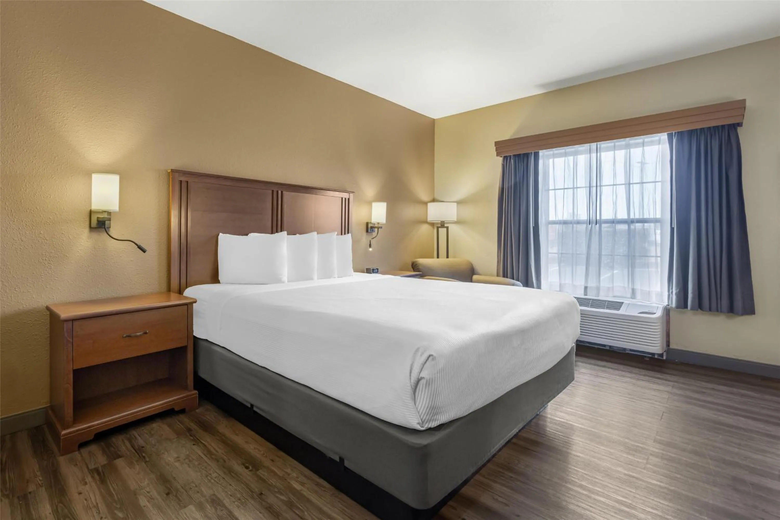 Bedroom, Bed in Best Western Woodburn Inn