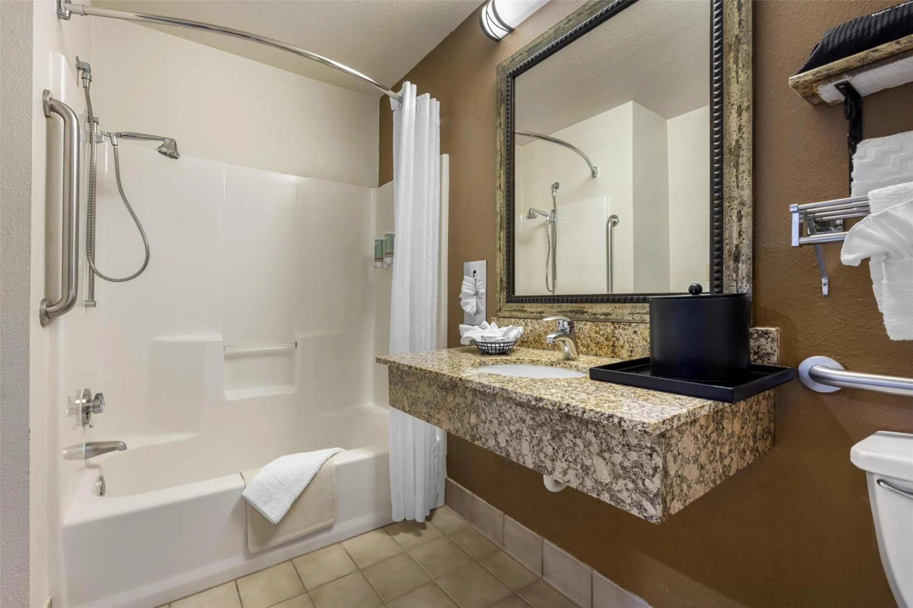 Bathroom in Best Western Woodburn Inn