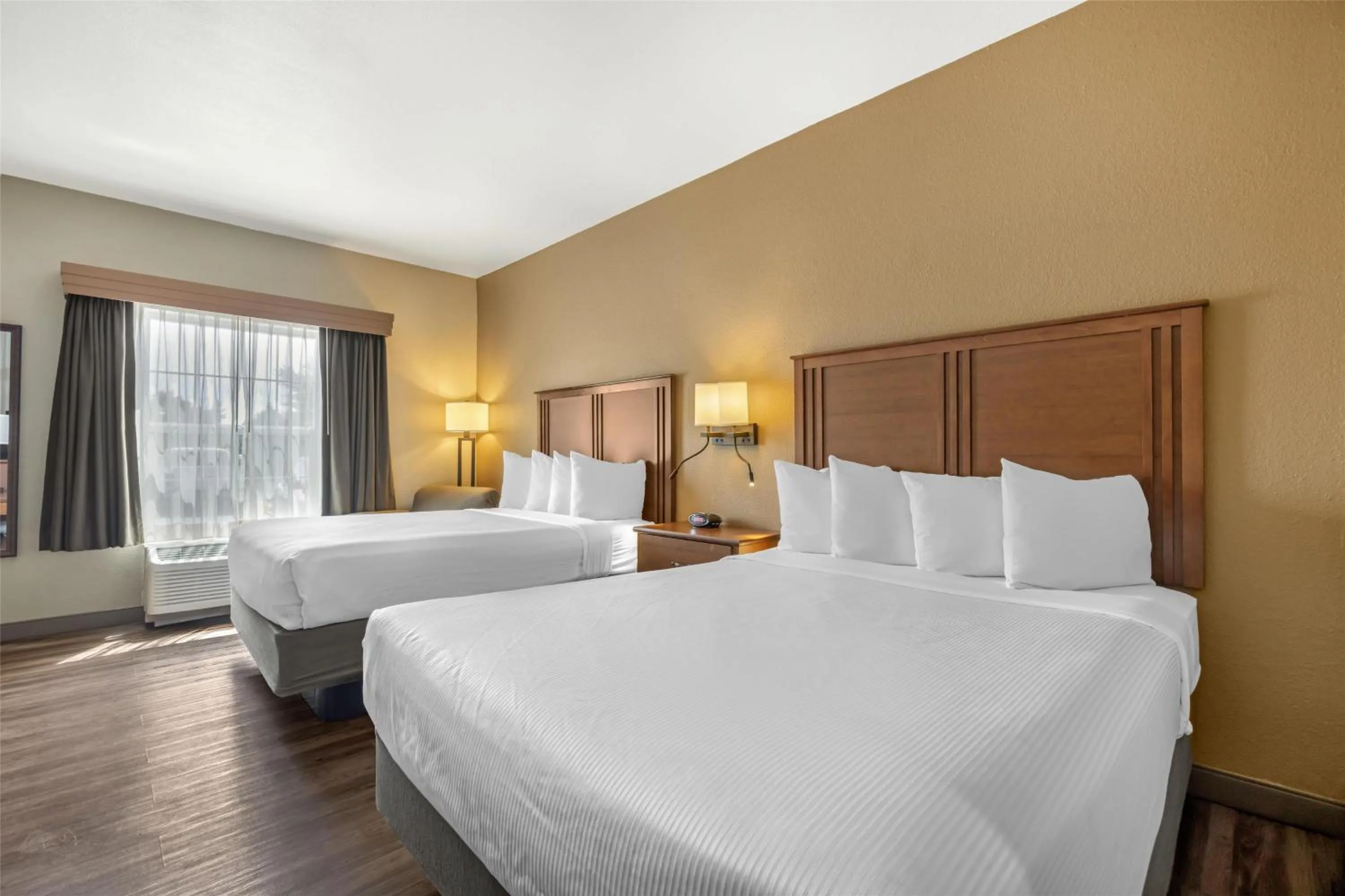 Bedroom, Bed in Best Western Woodburn Inn