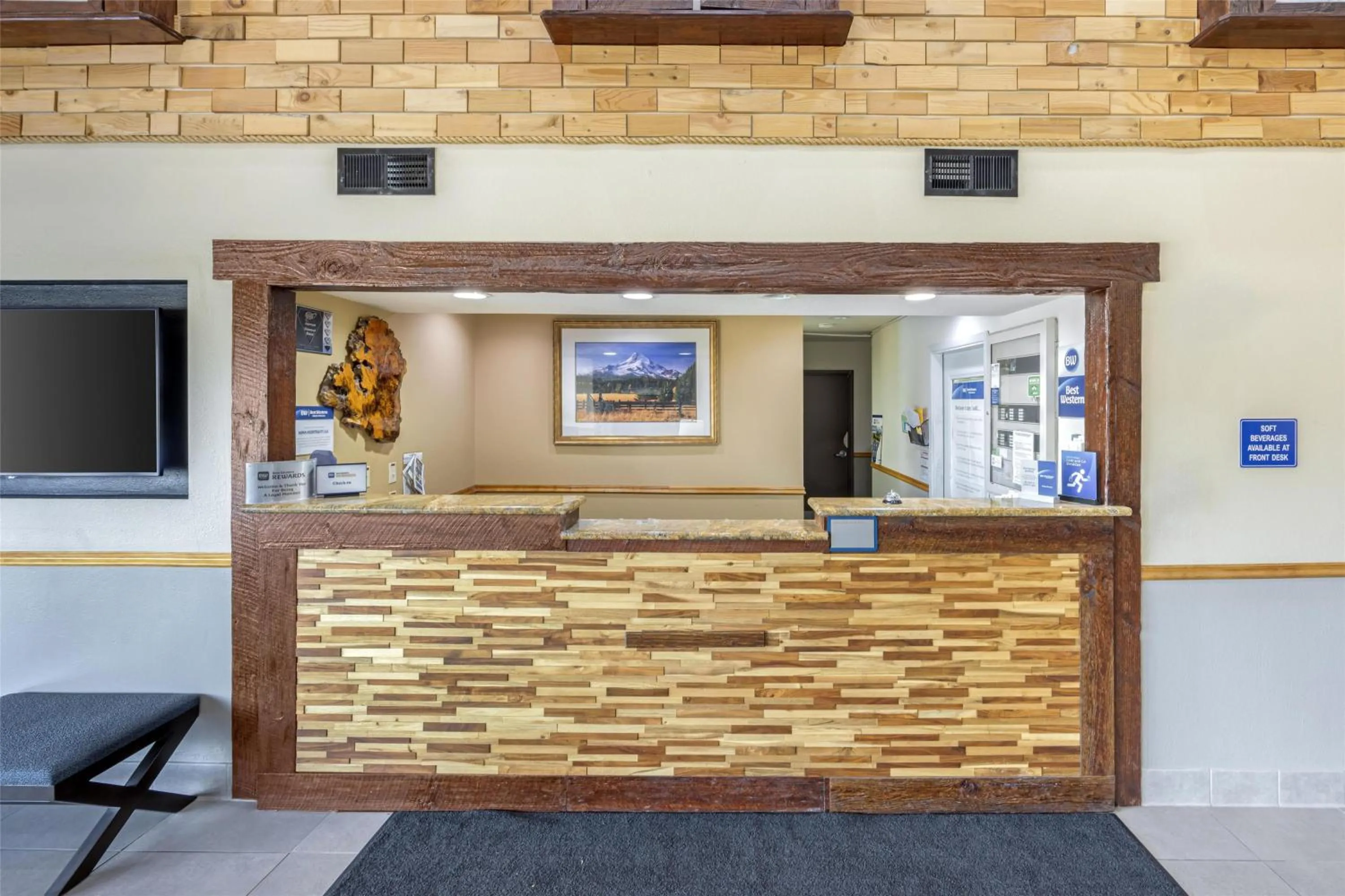 Lobby or reception in Best Western Woodburn Inn