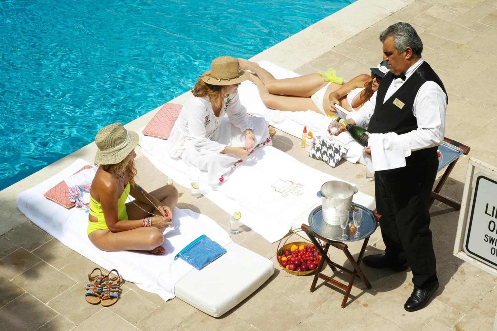 Swimming pool in Hotel Al Bustan