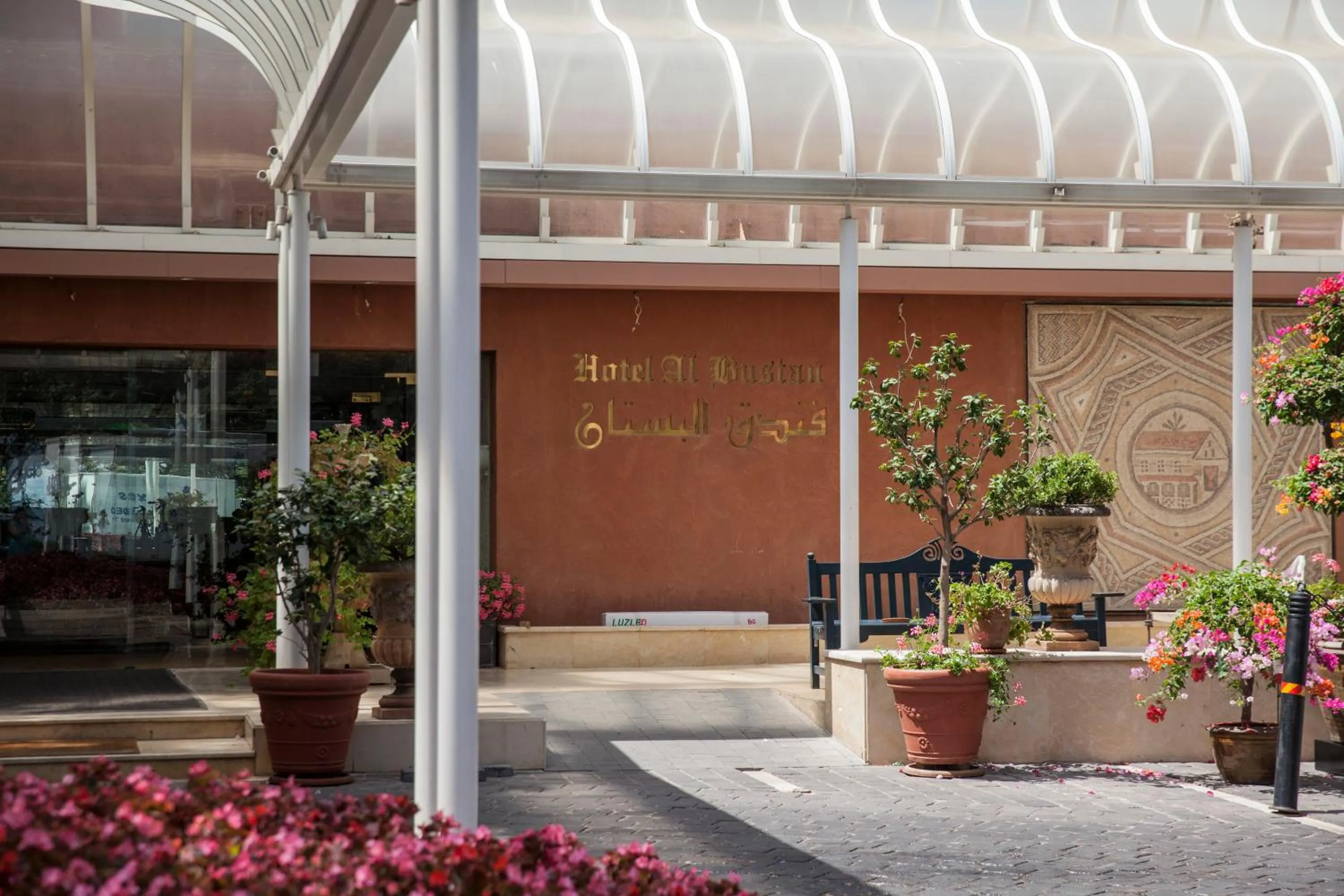 Facade/entrance in Hotel Al Bustan