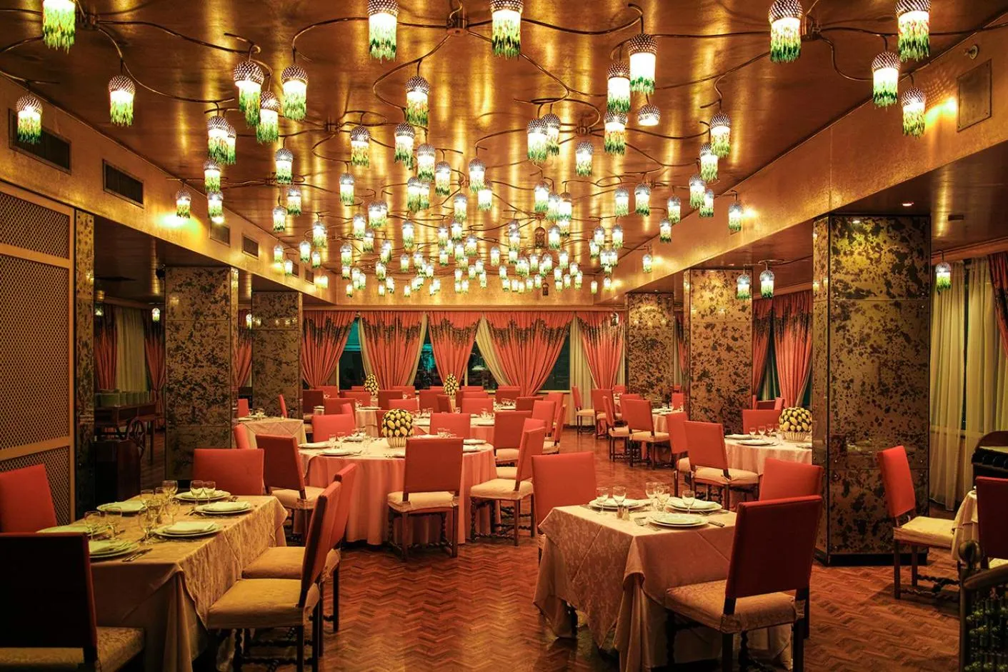 Restaurant/places to eat in Hotel Al Bustan