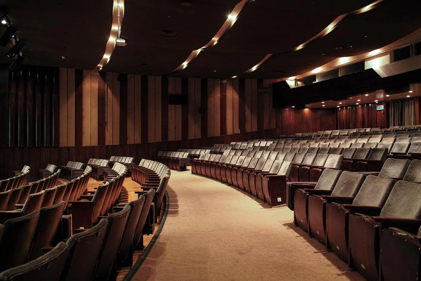 Business facilities in Hotel Al Bustan