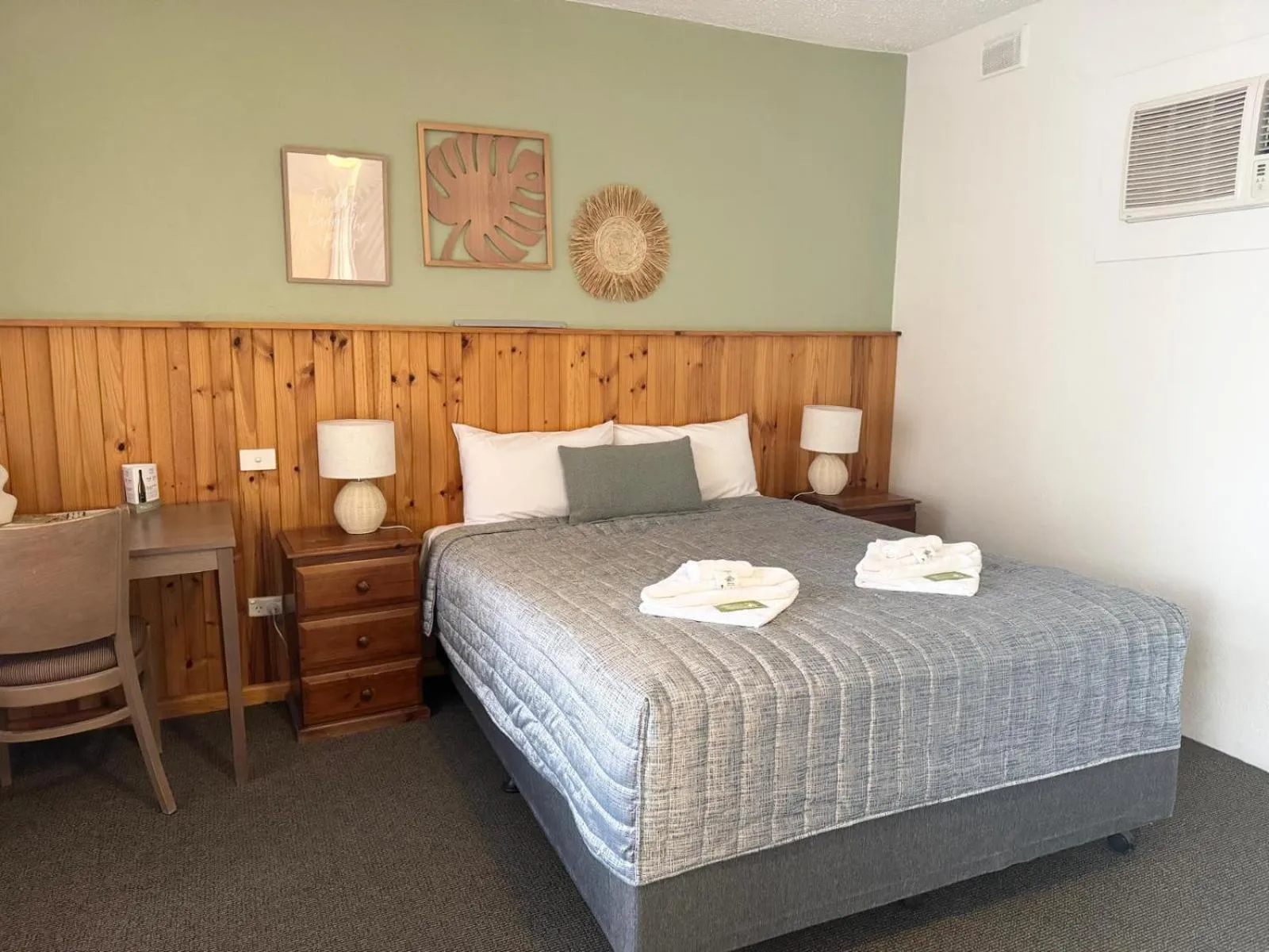 room service, Bed in Barossa Palms Motel