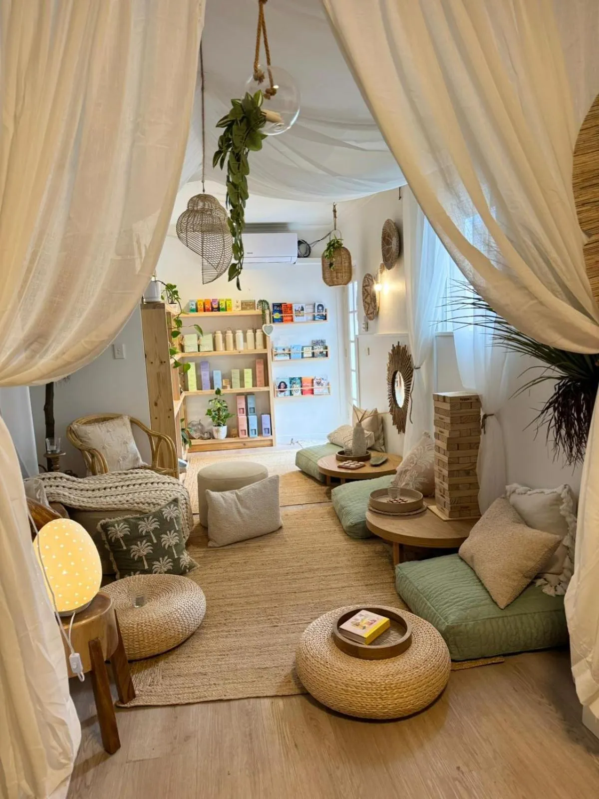 Communal lounge/ TV room in Barossa Palms Motel