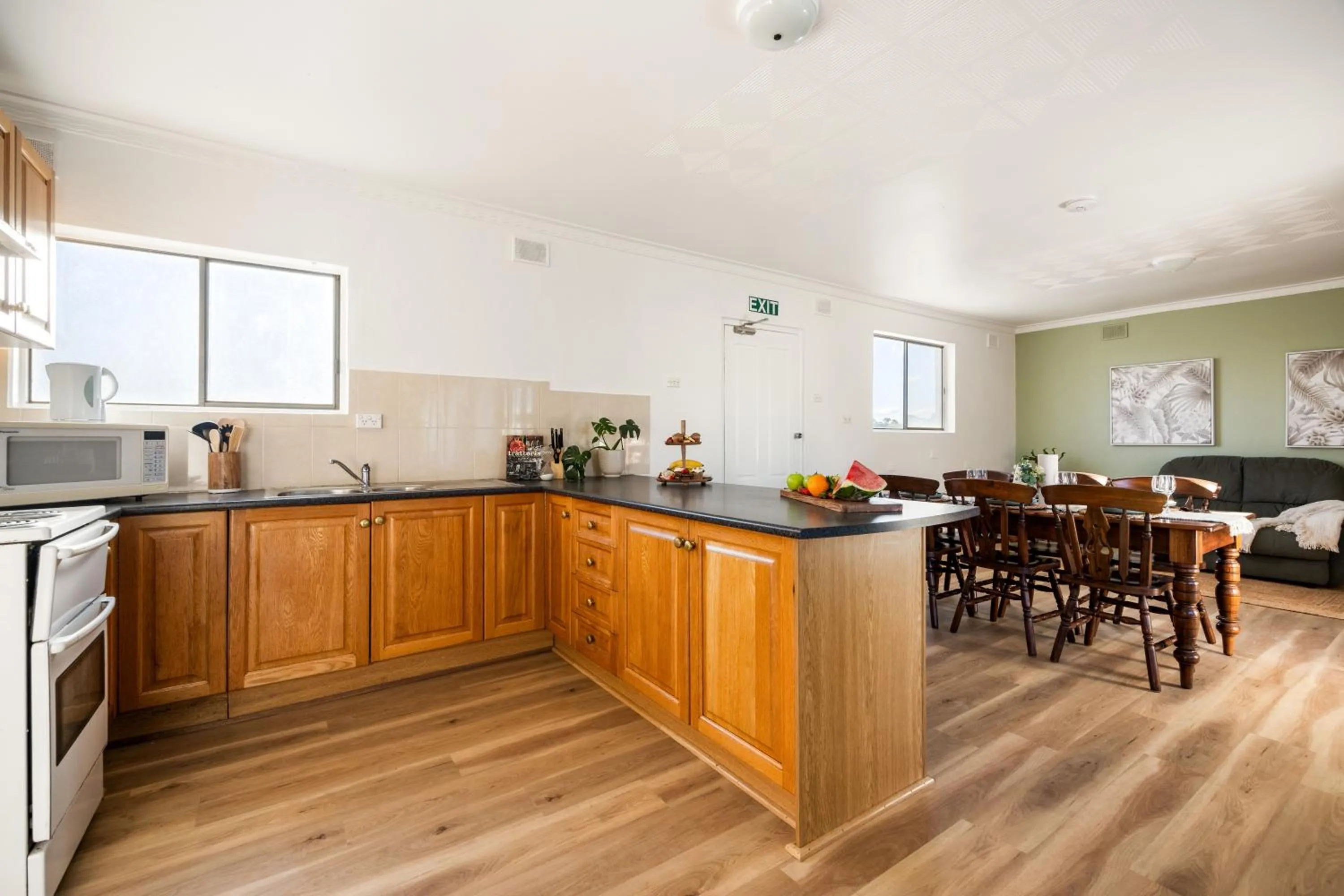 Communal kitchen in Barossa Palms Motel