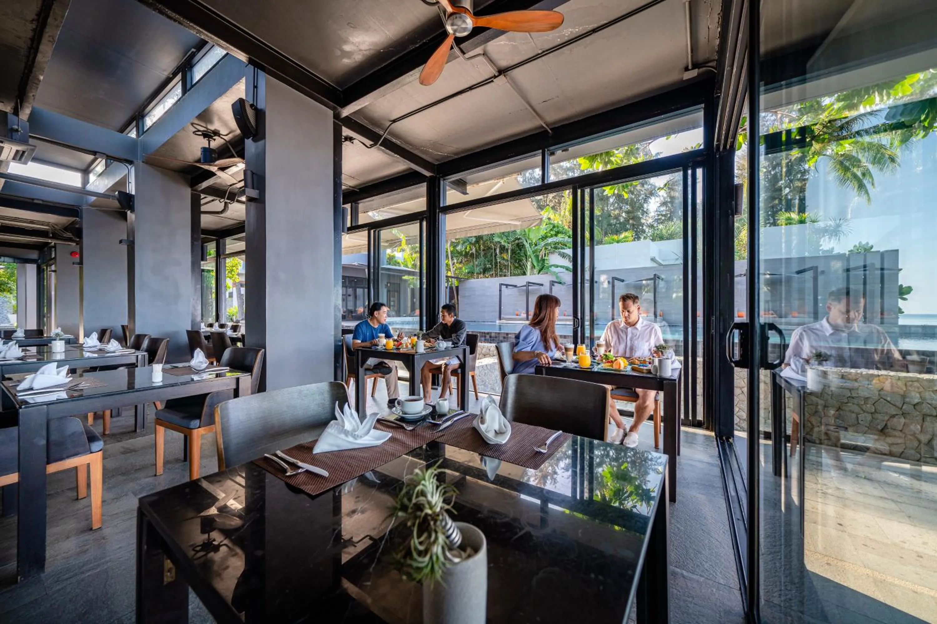 Food and drinks in Aleenta Phuket - Phang Nga - The Leading Hotels of the World