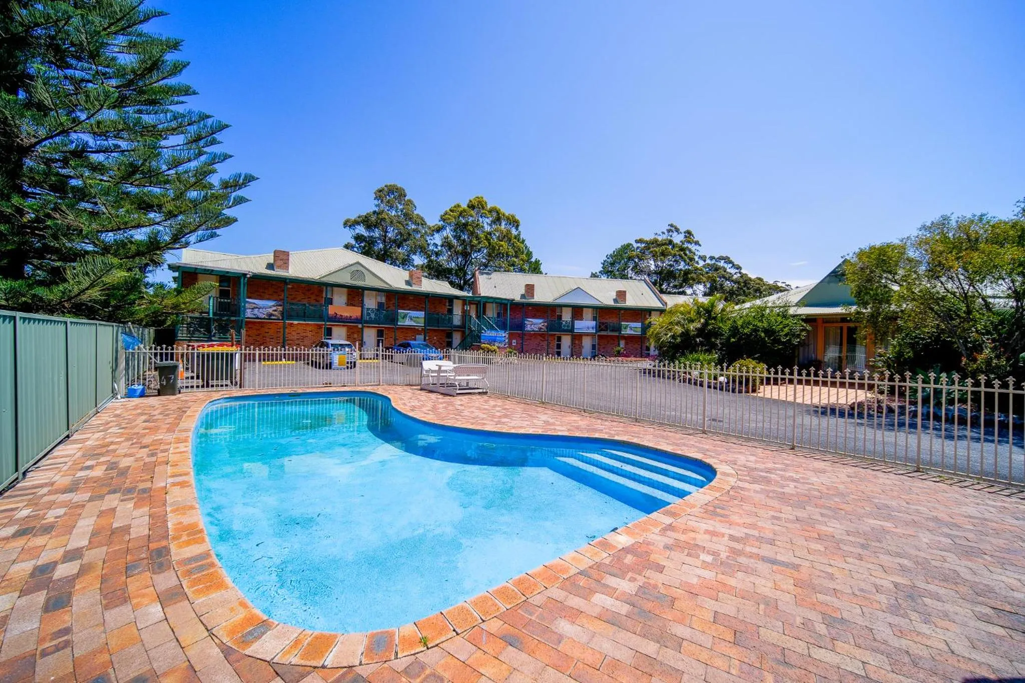 Property building in Golf Place Inn Wollongong