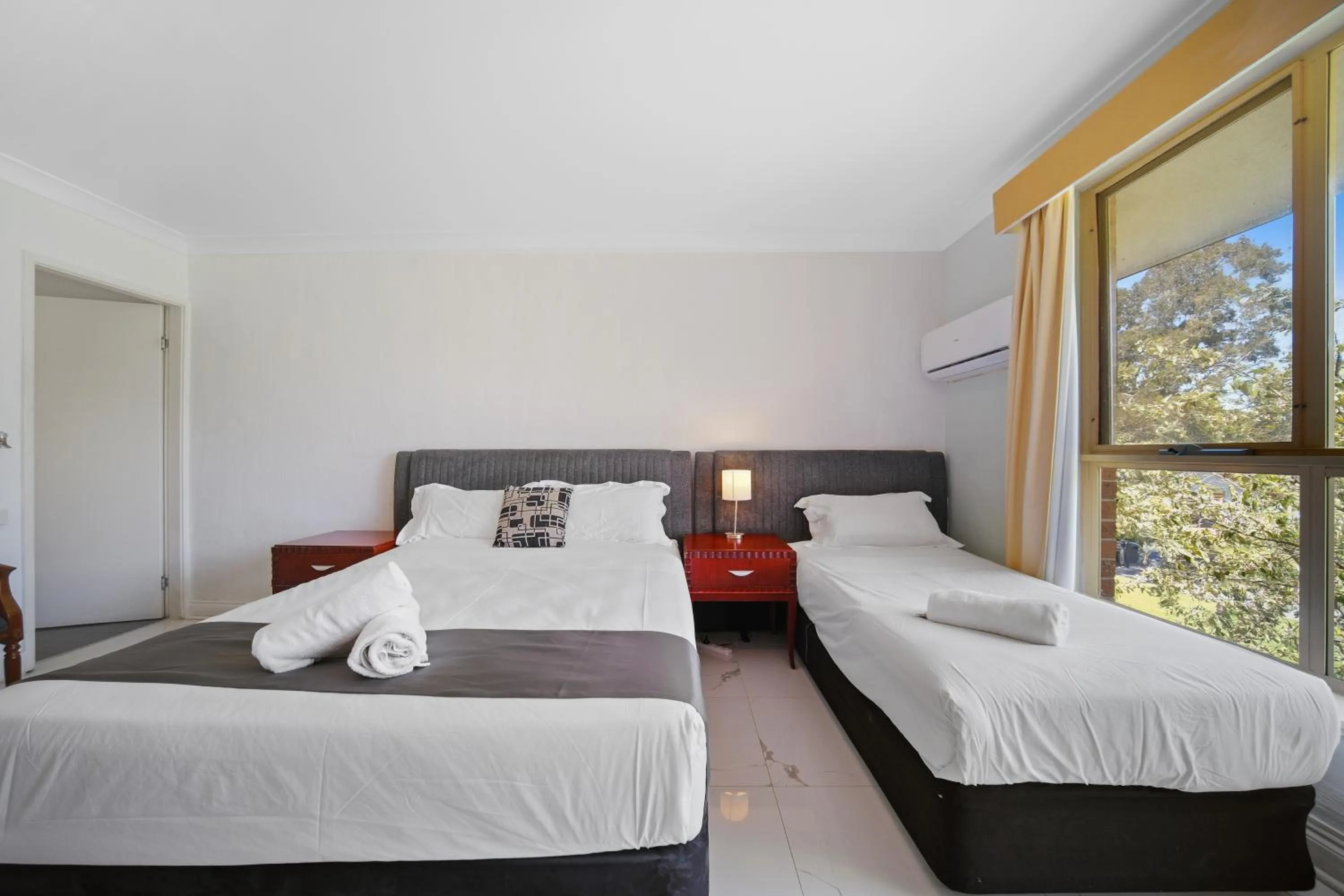 Bed in Golf Place Inn Wollongong