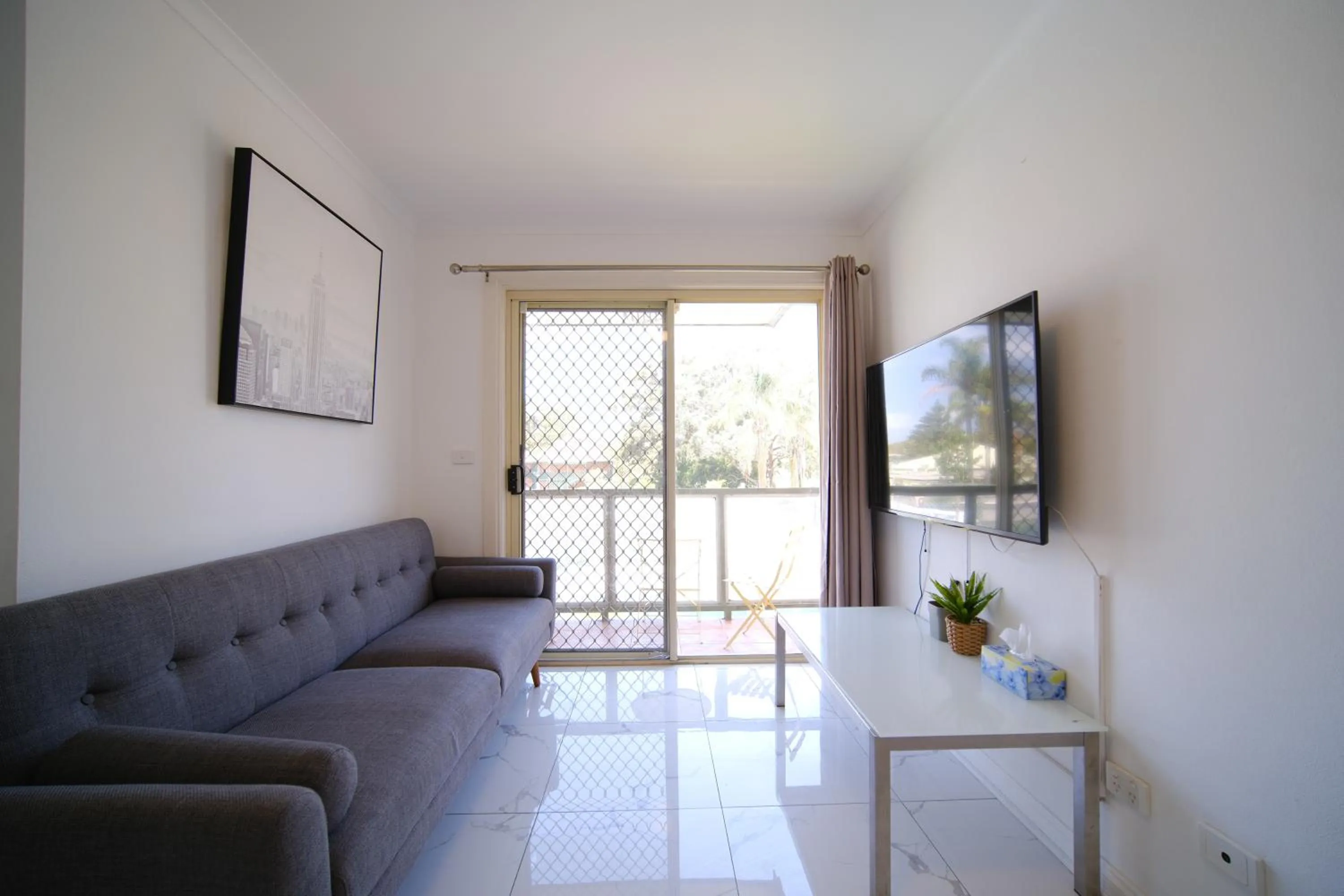 Communal lounge/ TV room in Golf Place Inn Wollongong