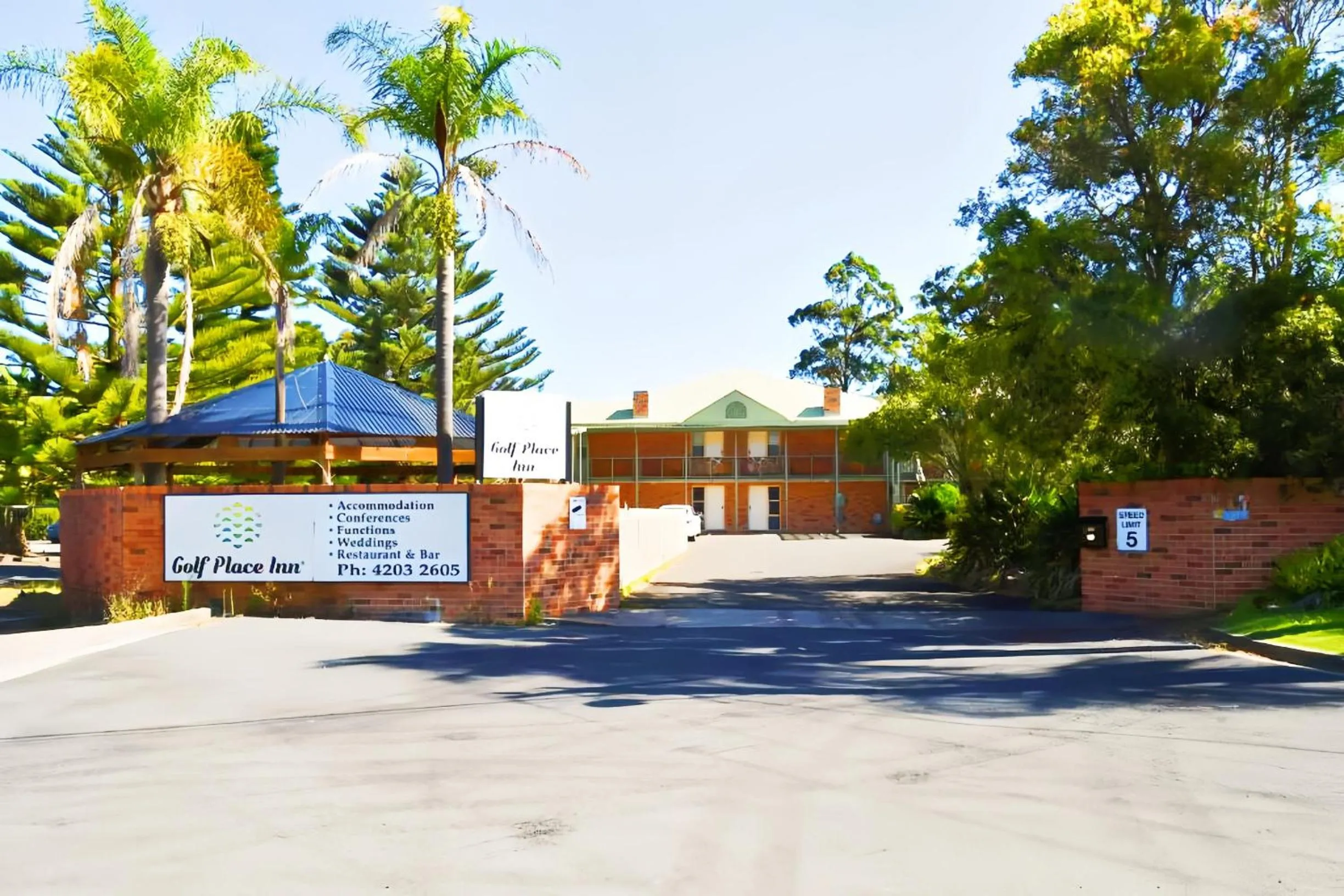 Property building in Golf Place Inn Wollongong