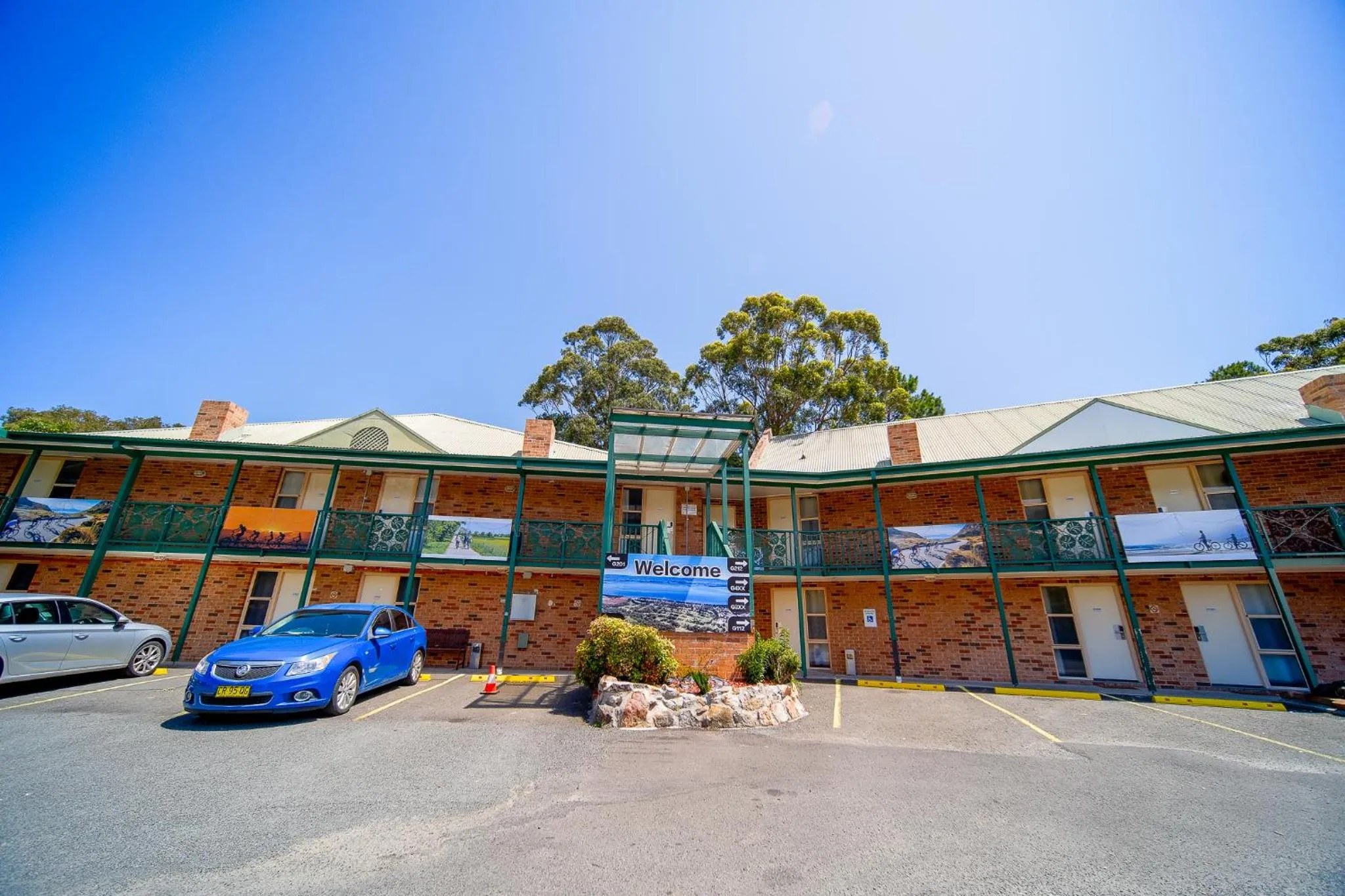 Property building in Golf Place Inn Wollongong