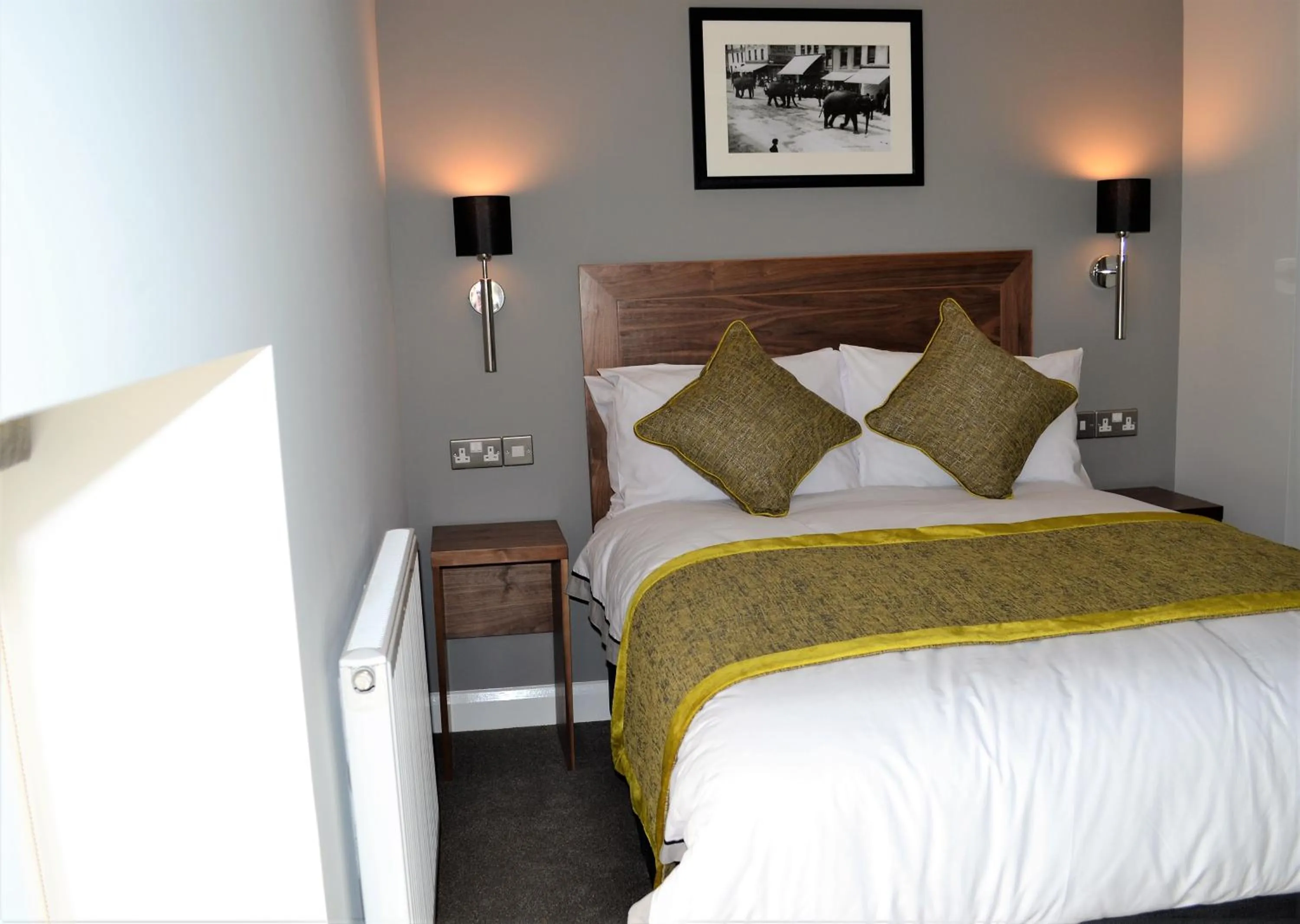 Bed in New Park Hotel