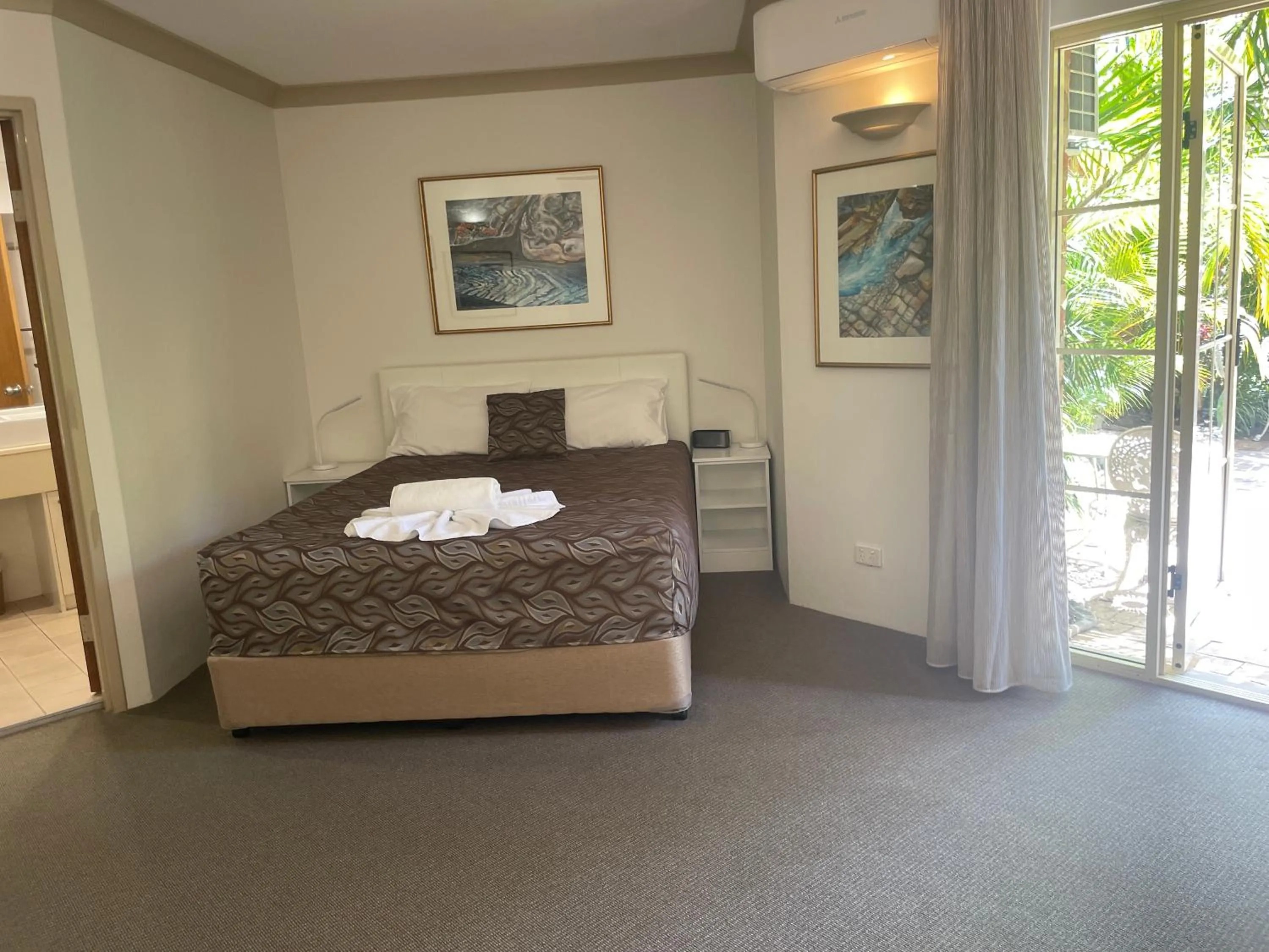Bedroom, Bed in Oasis Inn Ulladulla - Welcoming Guests 18 Years and Older