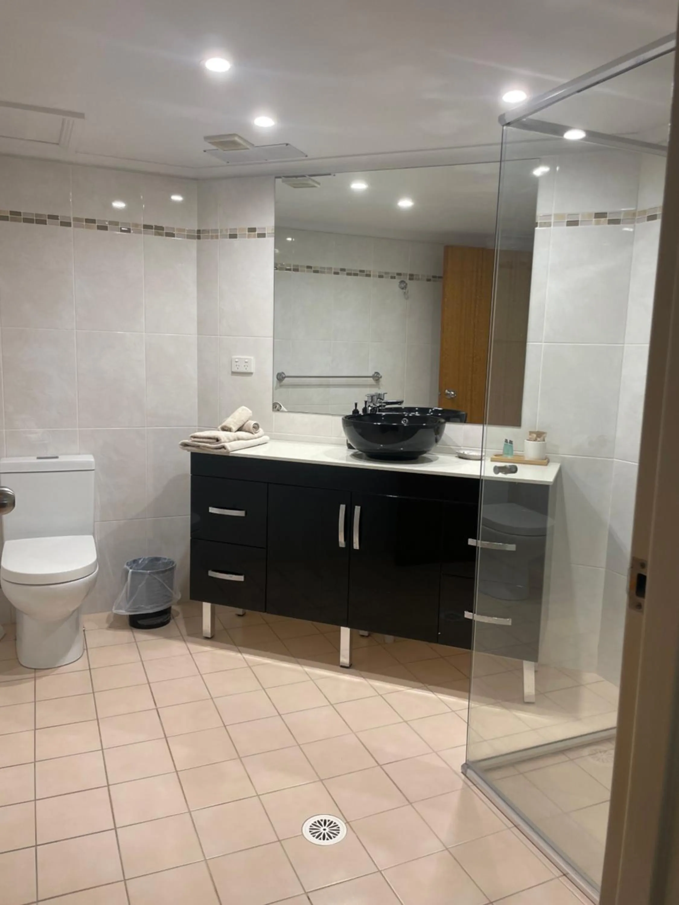 Bathroom in Oasis Inn Ulladulla - Welcoming Guests 18 Years and Older