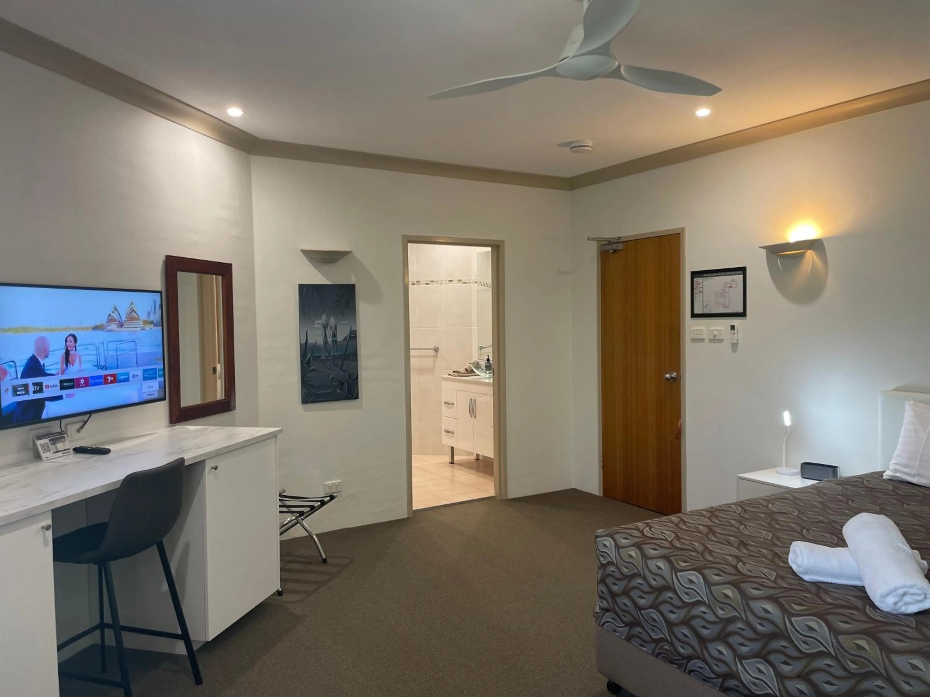 Photo of the whole room, Bed in Oasis Inn Ulladulla - Welcoming Guests 18 Years and Older