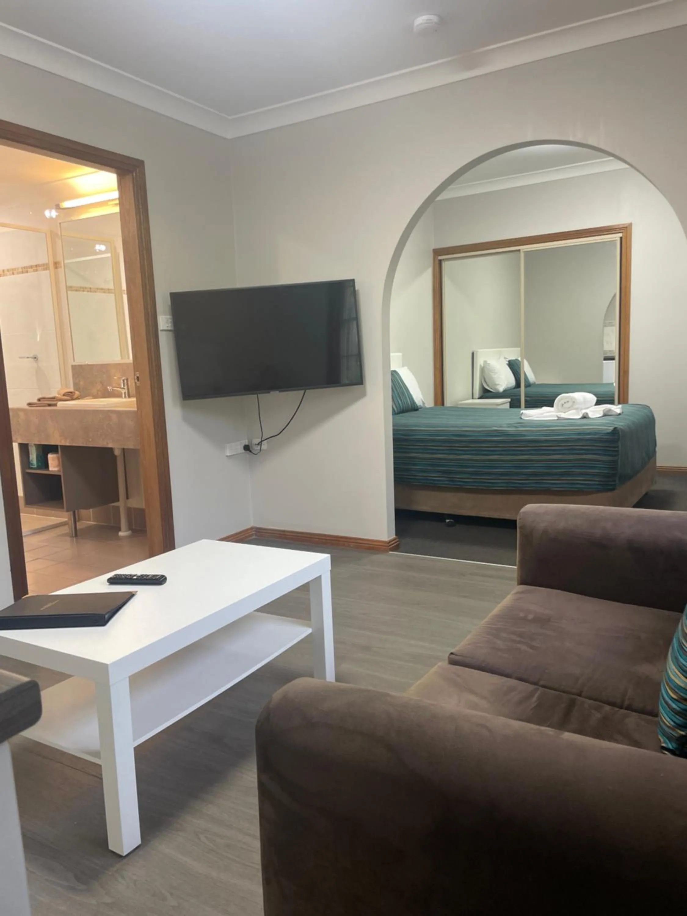 Photo of the whole room, Bed in Oasis Inn Ulladulla - Welcoming Guests 18 Years and Older