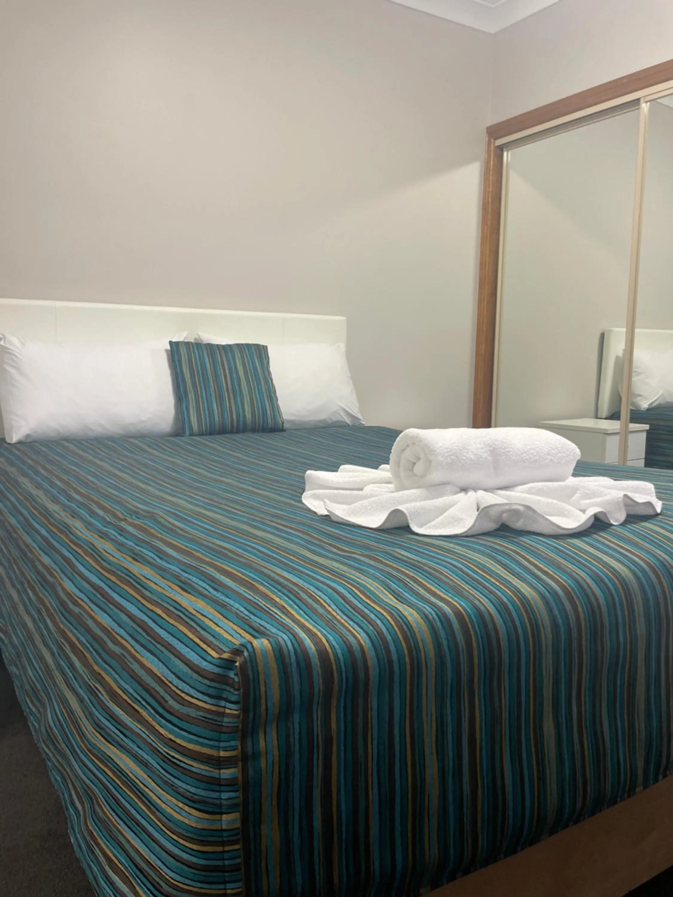 Bedroom, Bed in Oasis Inn Ulladulla - Welcoming Guests 18 Years and Older