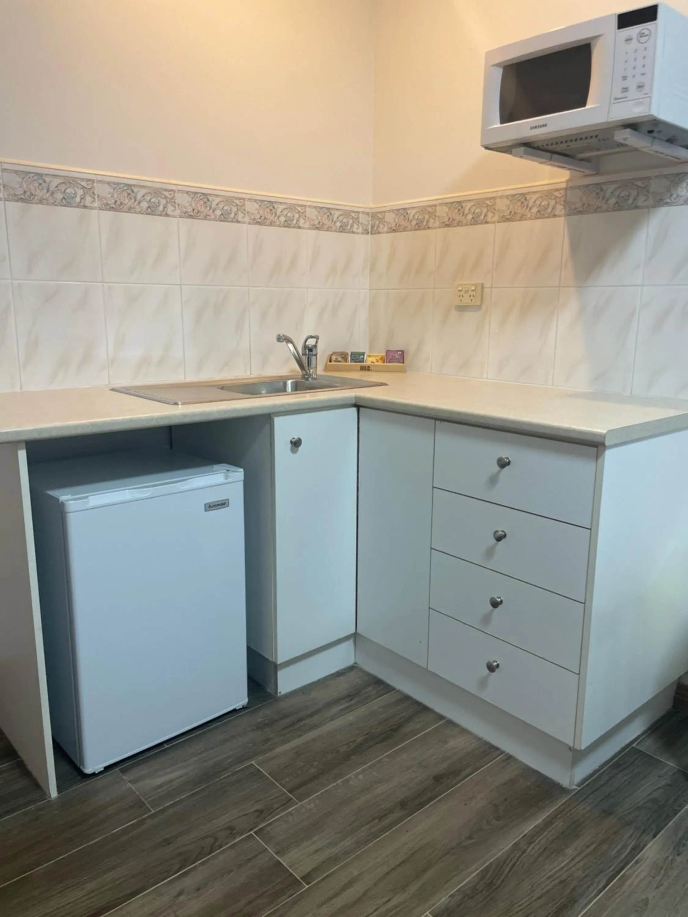 Kitchen or kitchenette in Oasis Inn Ulladulla - Welcoming Guests 18 Years and Older