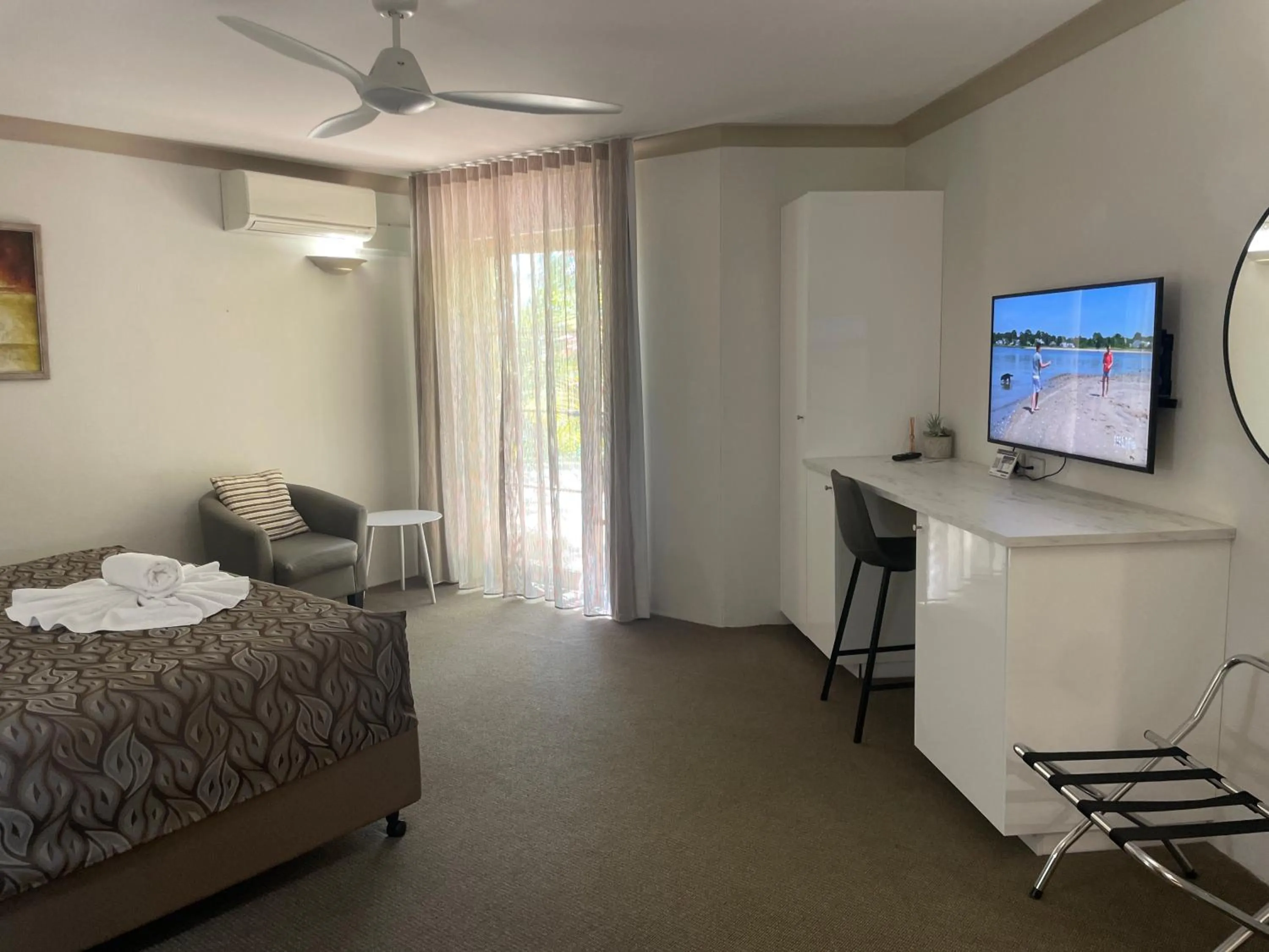 TV and multimedia, Bed in Oasis Inn Ulladulla - Welcoming Guests 18 Years and Older