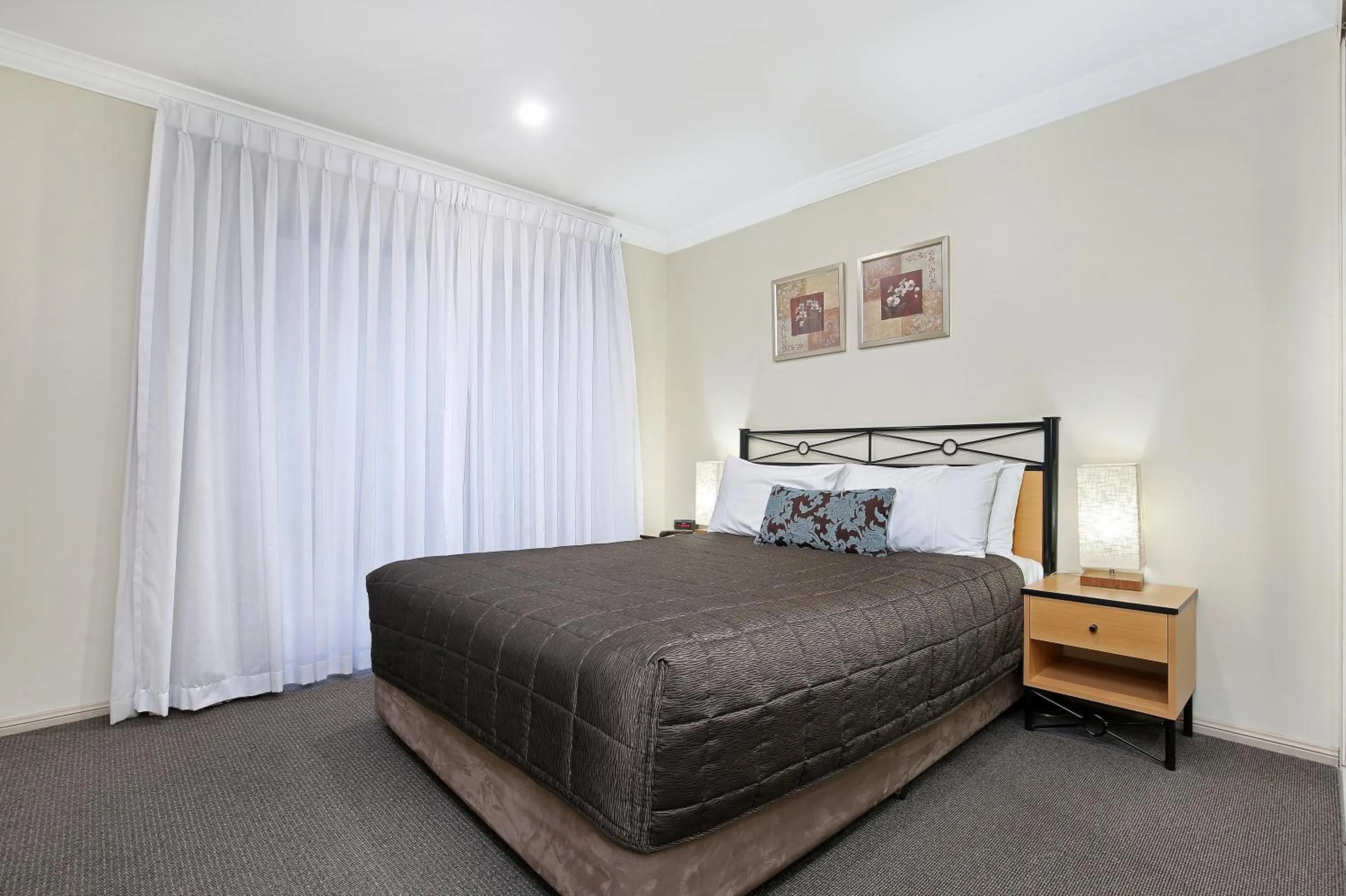 Photo of the whole room, Bed in Wollongong Serviced Apartments
