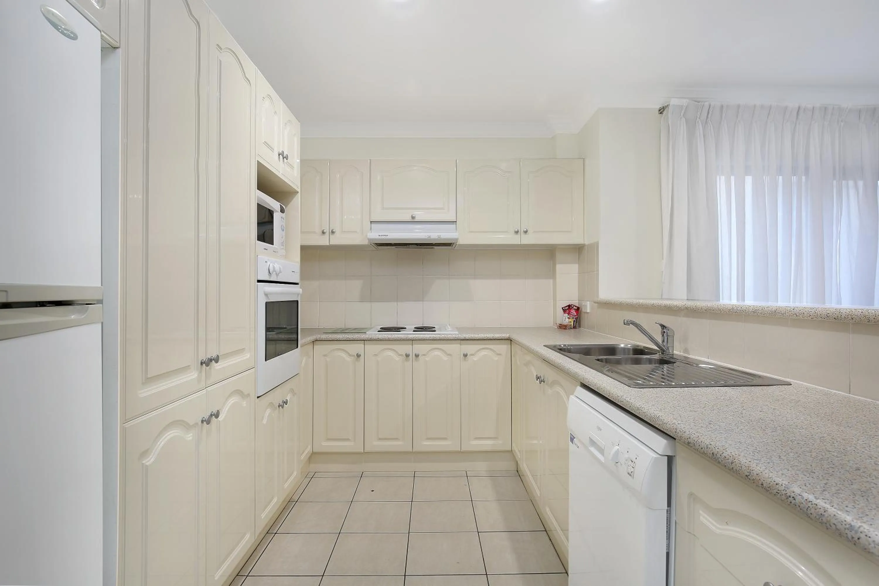 Kitchen or kitchenette in Wollongong Serviced Apartments