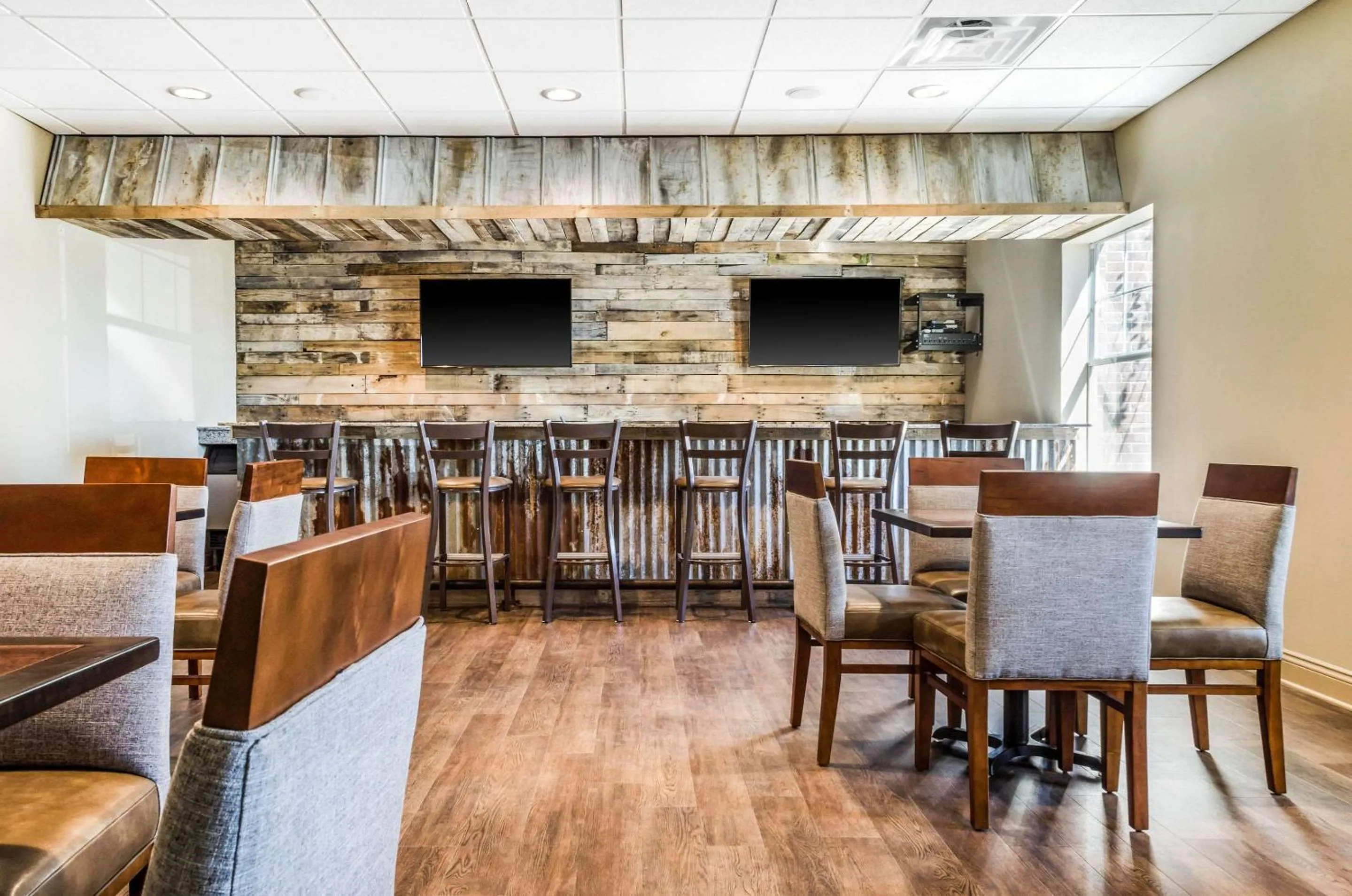 Restaurant/places to eat in MainStay Suites Hackberry Sportsman's Lodge