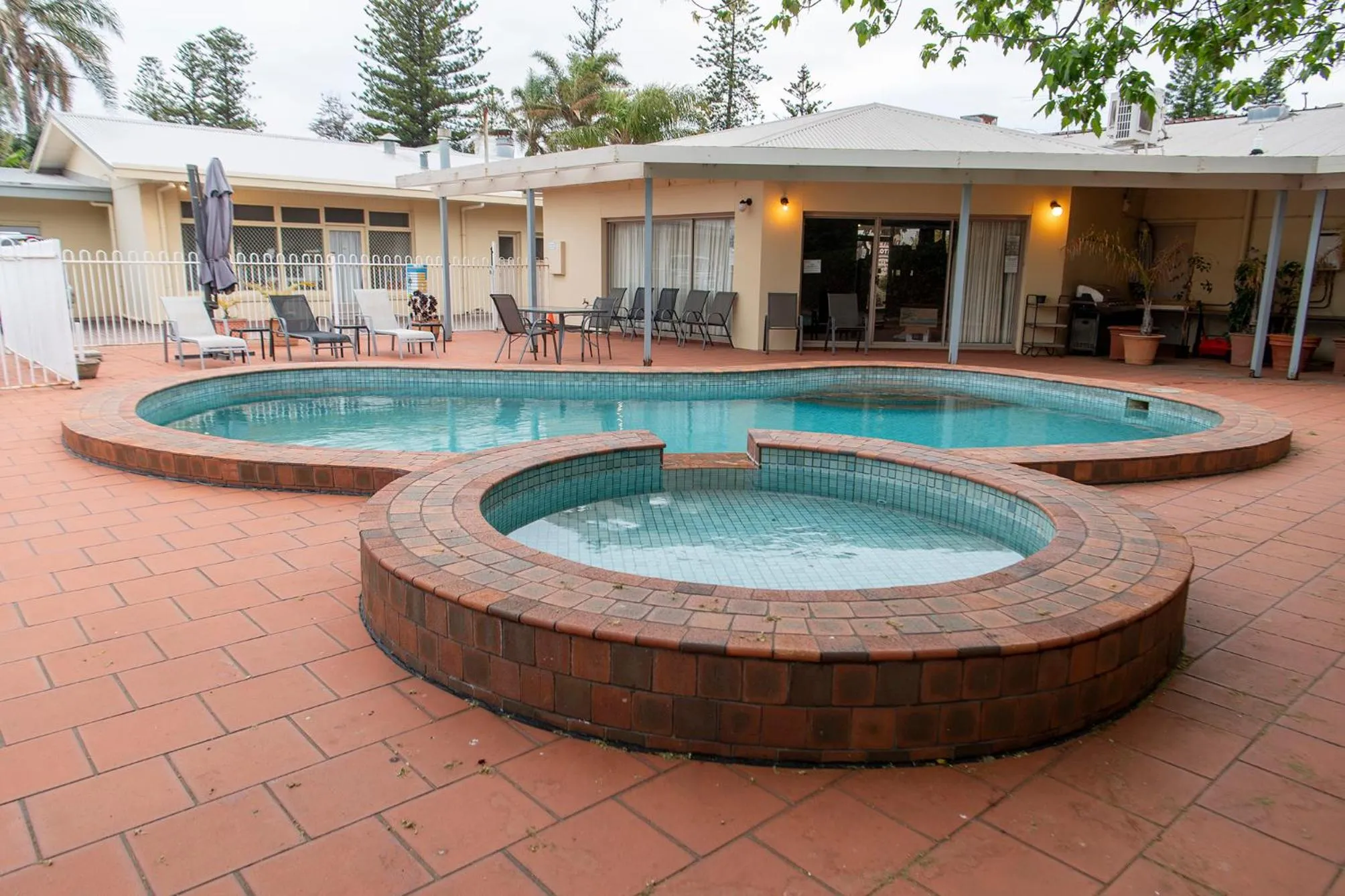 Swimming pool in Glenelg Motel