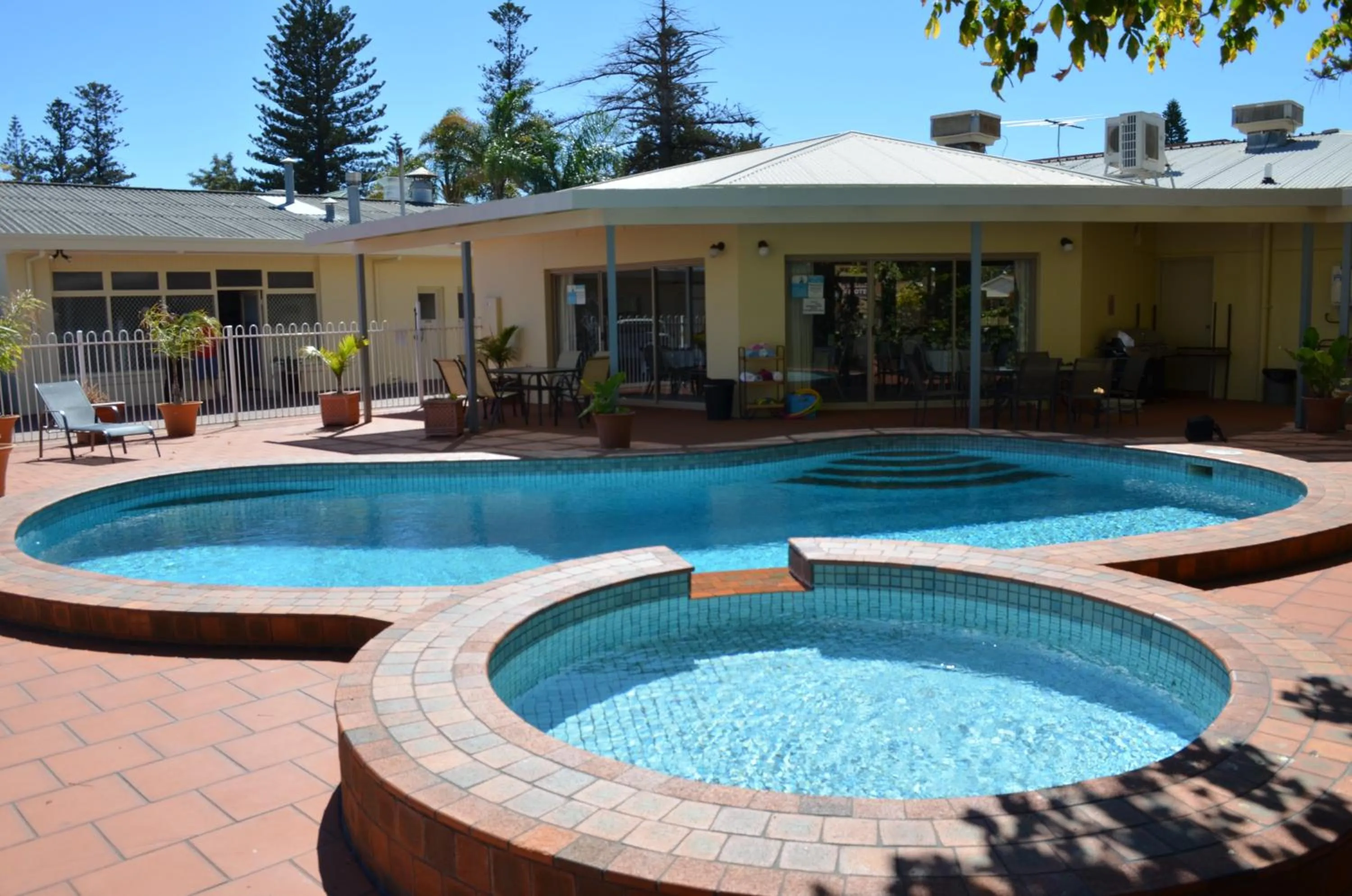 Swimming pool in Glenelg Motel