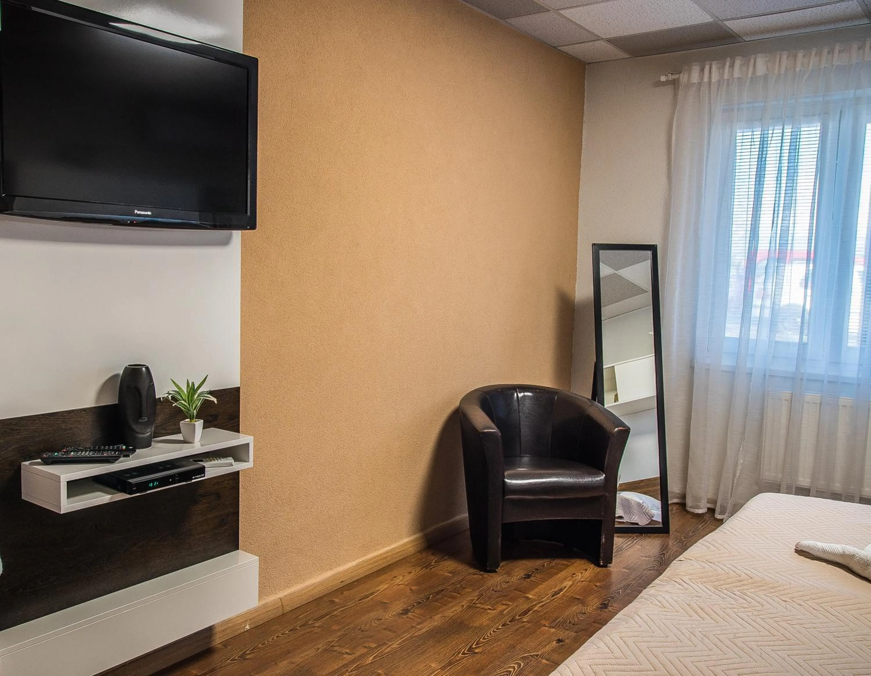 Photo of the whole room, Bed in AeroCafe