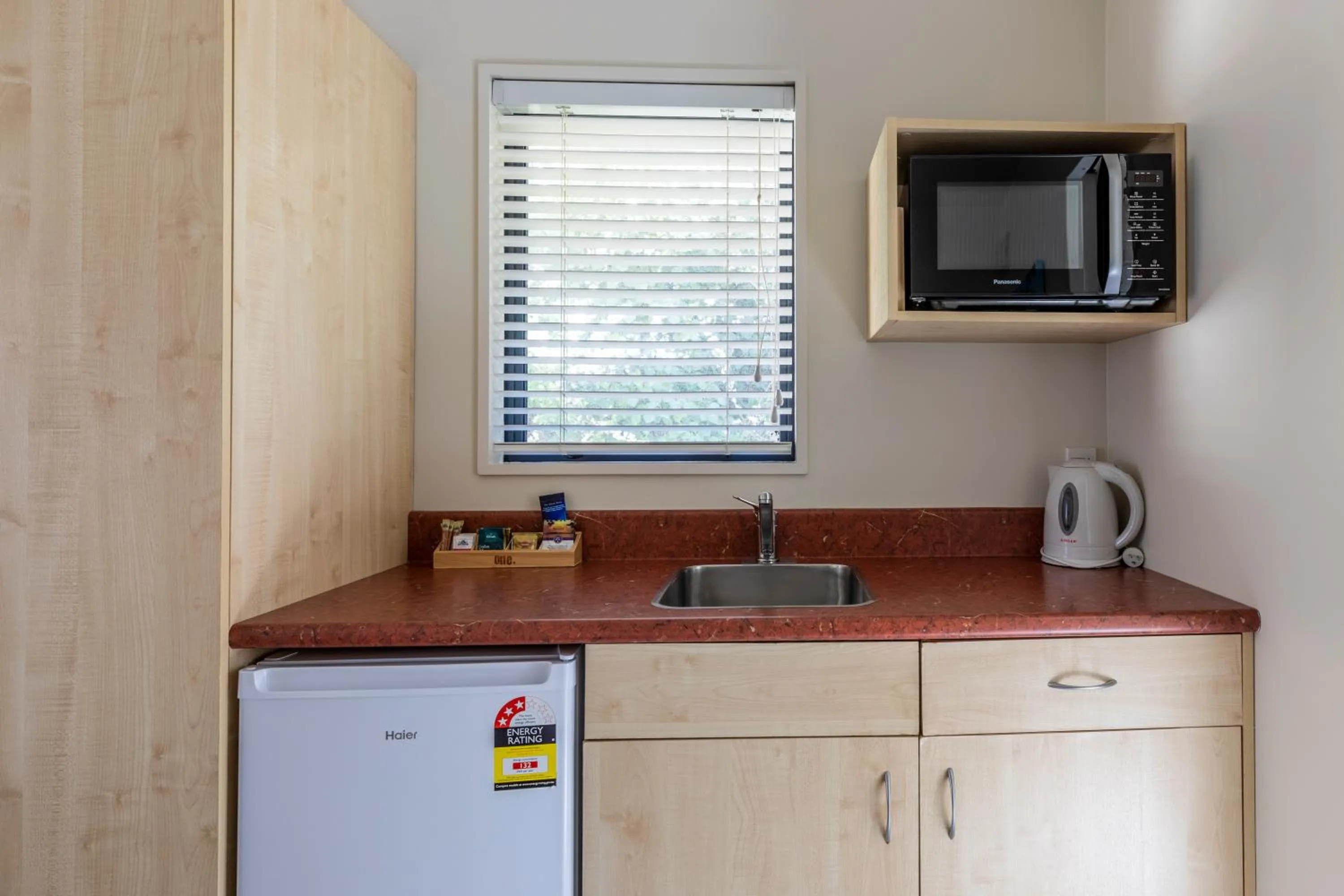 Kitchen or kitchenette in Bella Vista Motel Wellington
