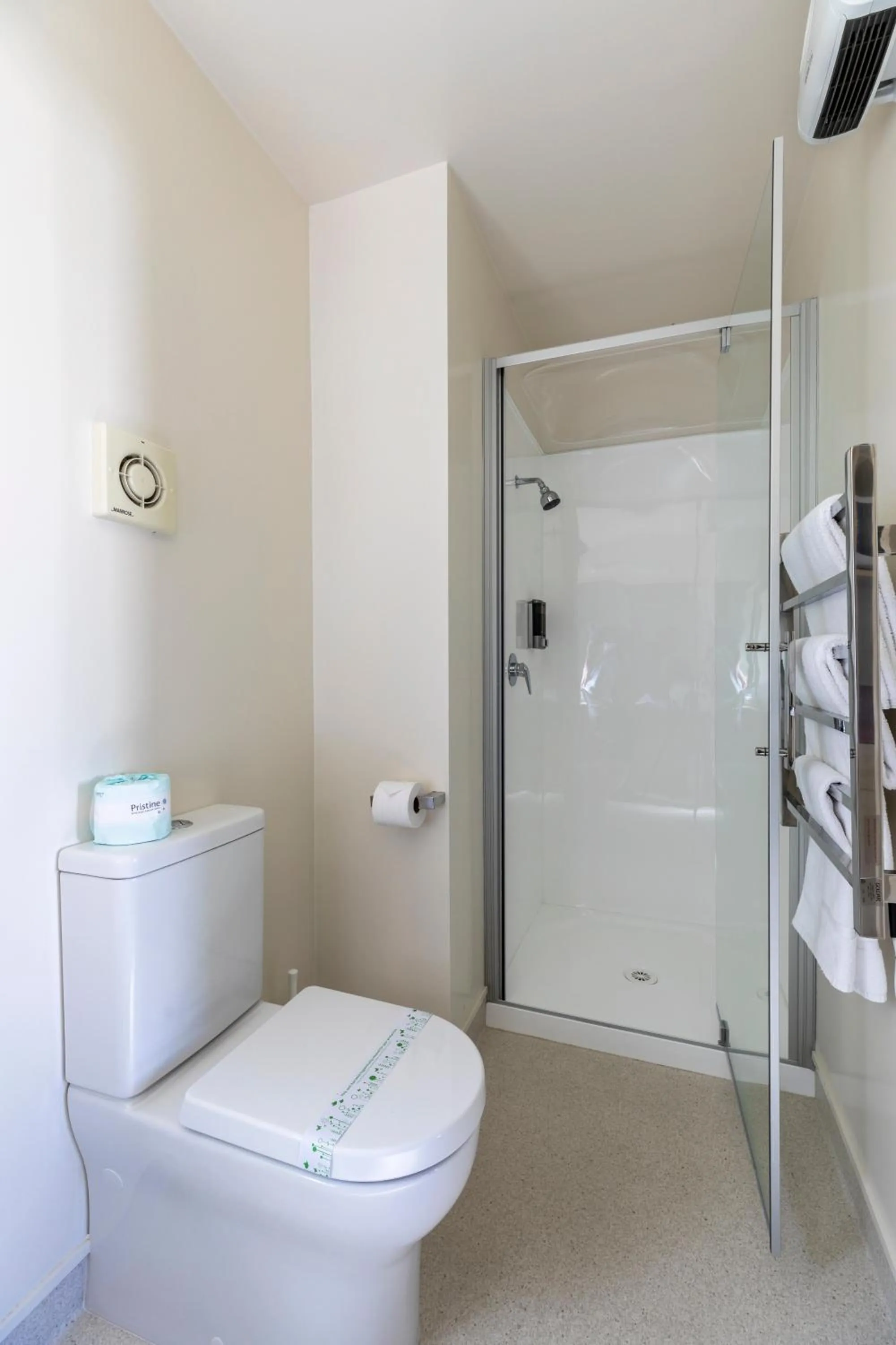 Shower in Bella Vista Motel Wellington