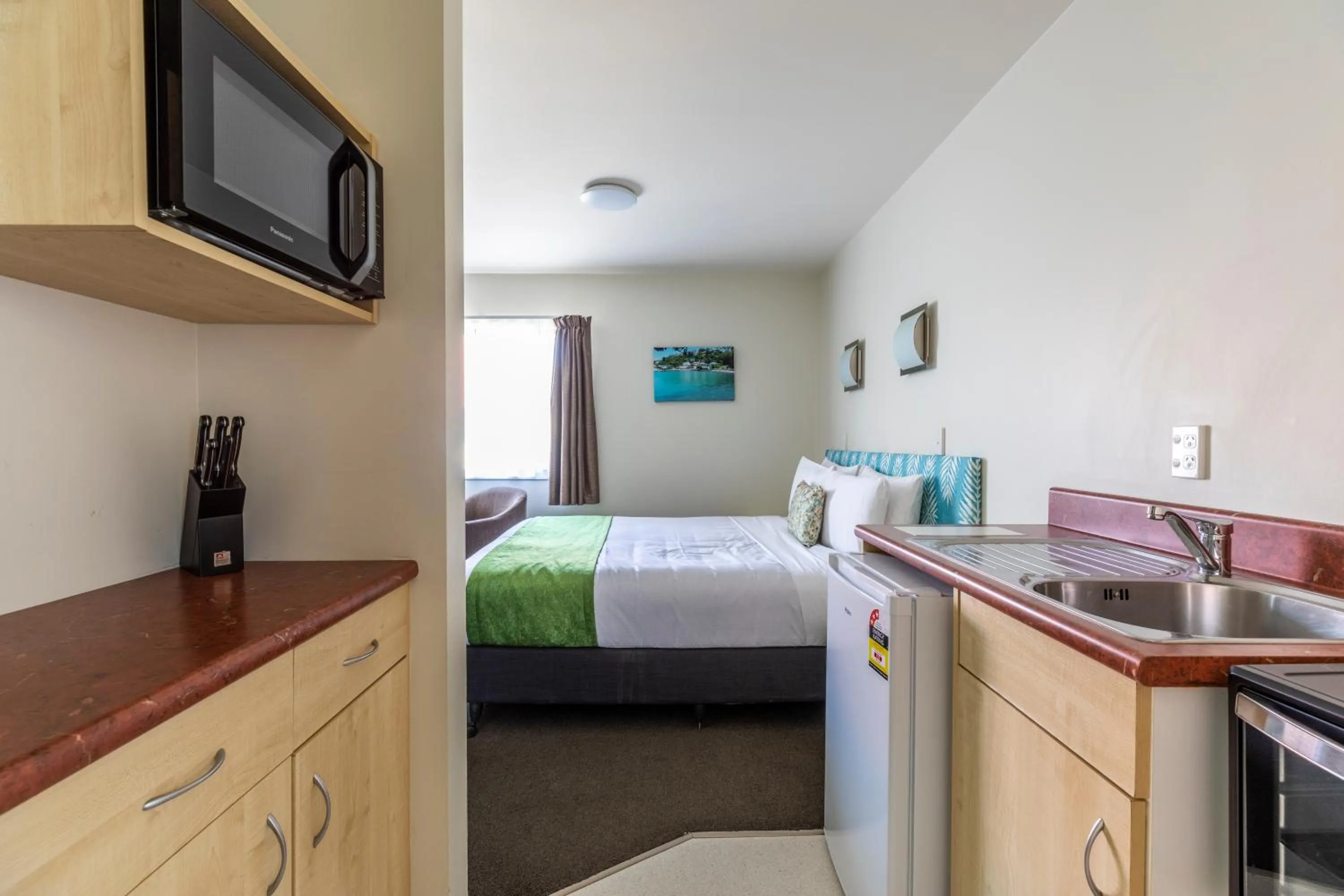 Kitchen or kitchenette, Bed in Bella Vista Motel Wellington