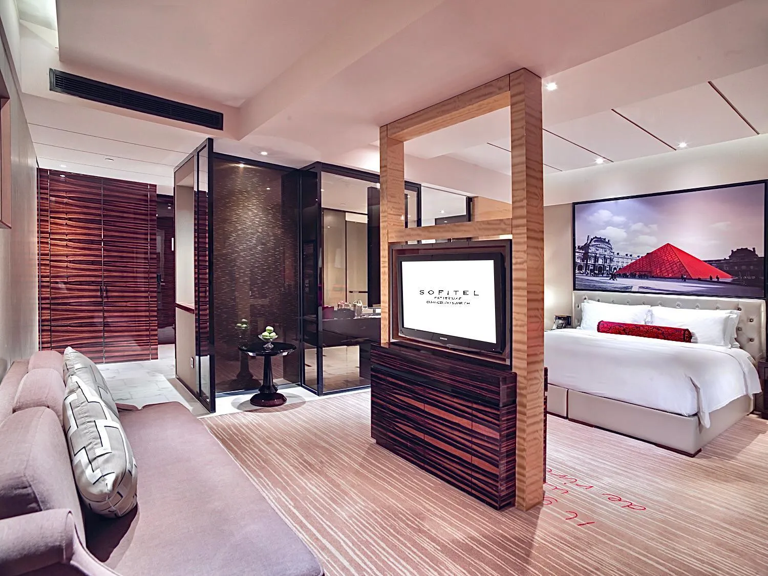 Bed in Sofitel Guangzhou Sunrich