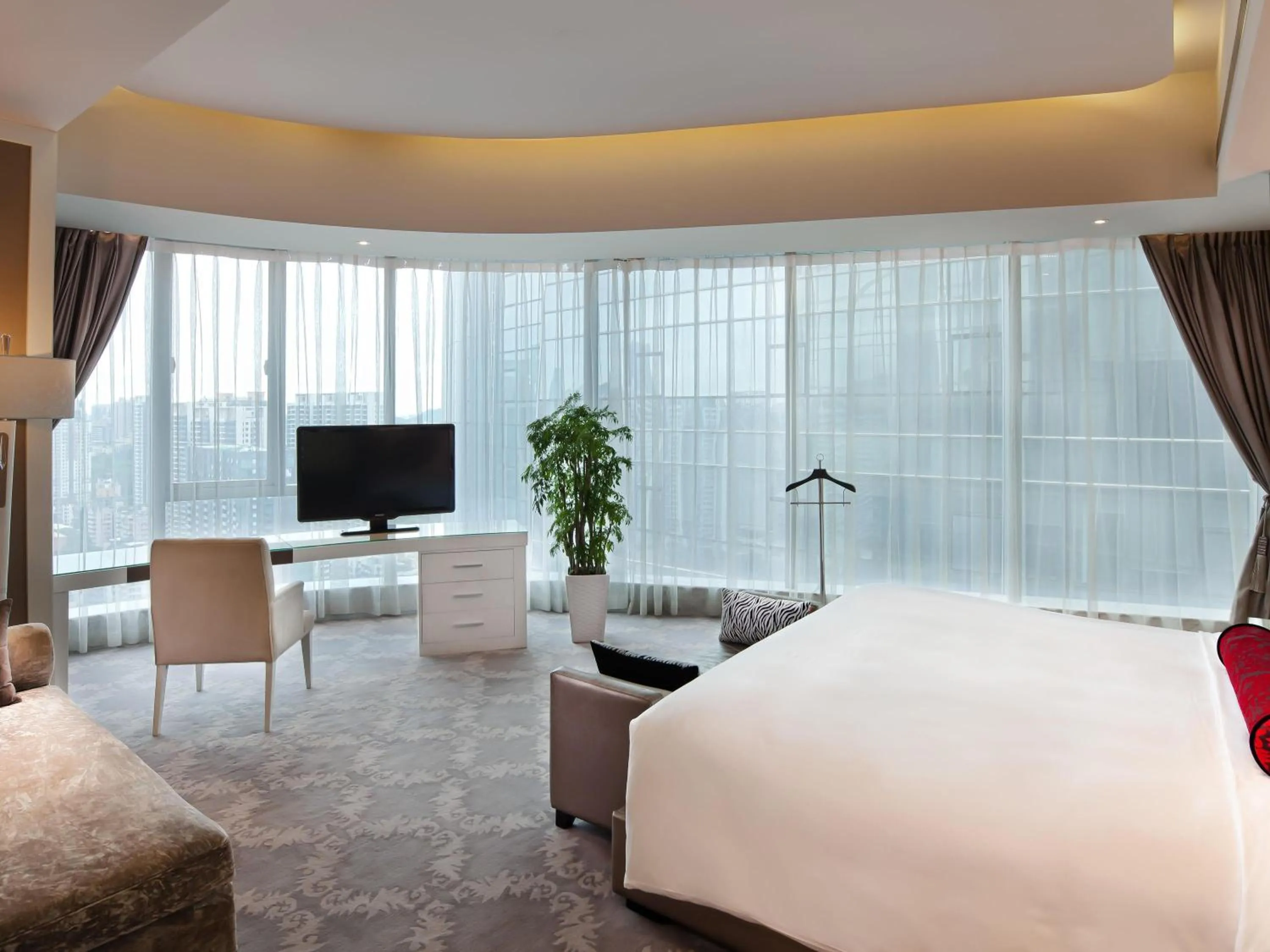 Bedroom, Bed in Sofitel Guangzhou Sunrich