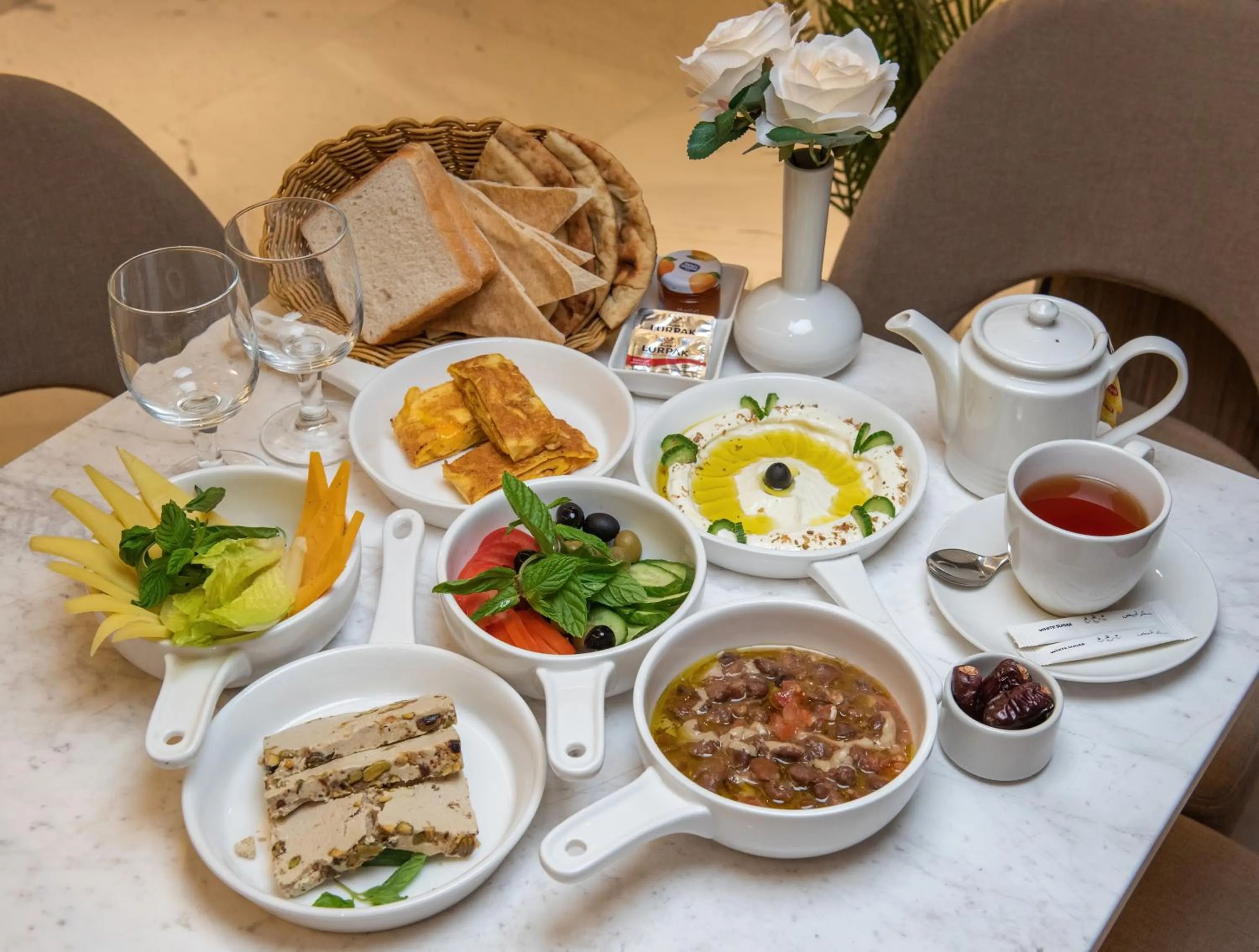 Food and drinks in Corp Executive Hotel Doha Suites