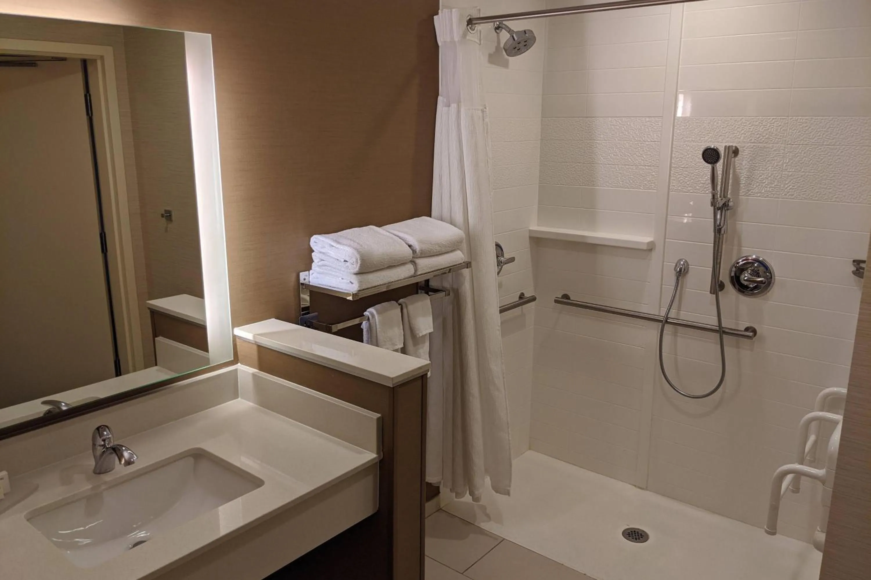 Bathroom in Fairfield Inn & Suites by Marriott Phoenix Tempe/Airport